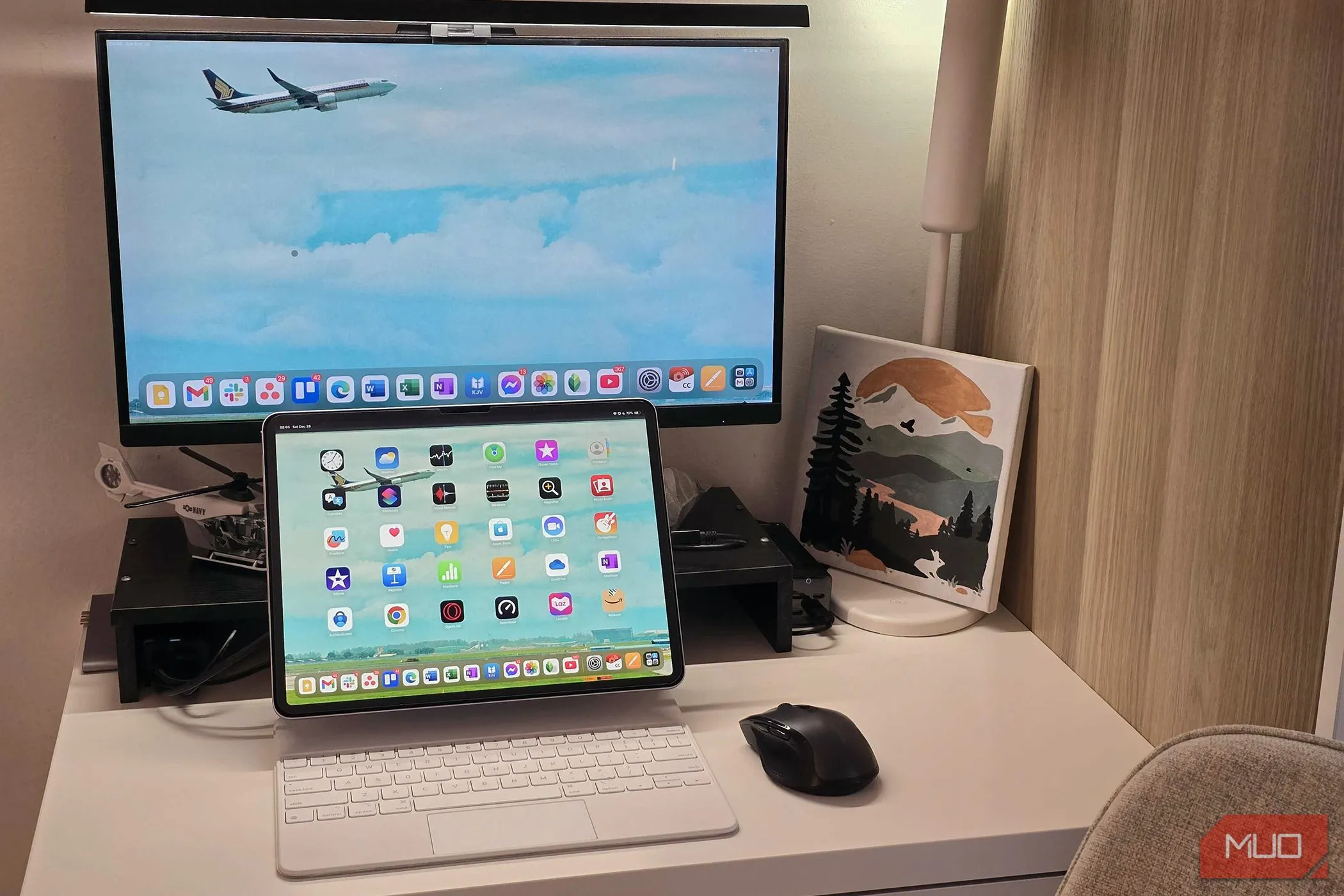 Kết nối iPad Air với màn hình ngoài và chuột thông qua bộ chia USB-C, minh họa khả năng mở rộng phụ kiện và năng suất làm việc