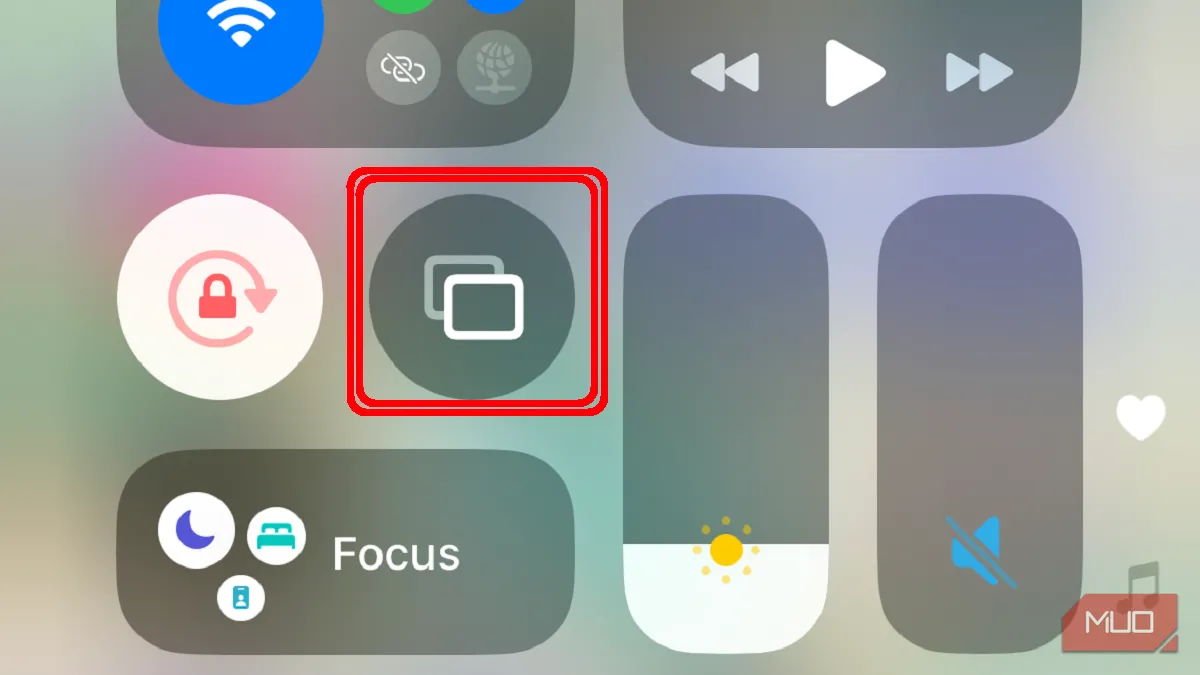 Kích hoạt tính năng Screen Mirror từ Trung tâm điều khiển của iOS 13 để chiếu màn hình iPhone lên Roku