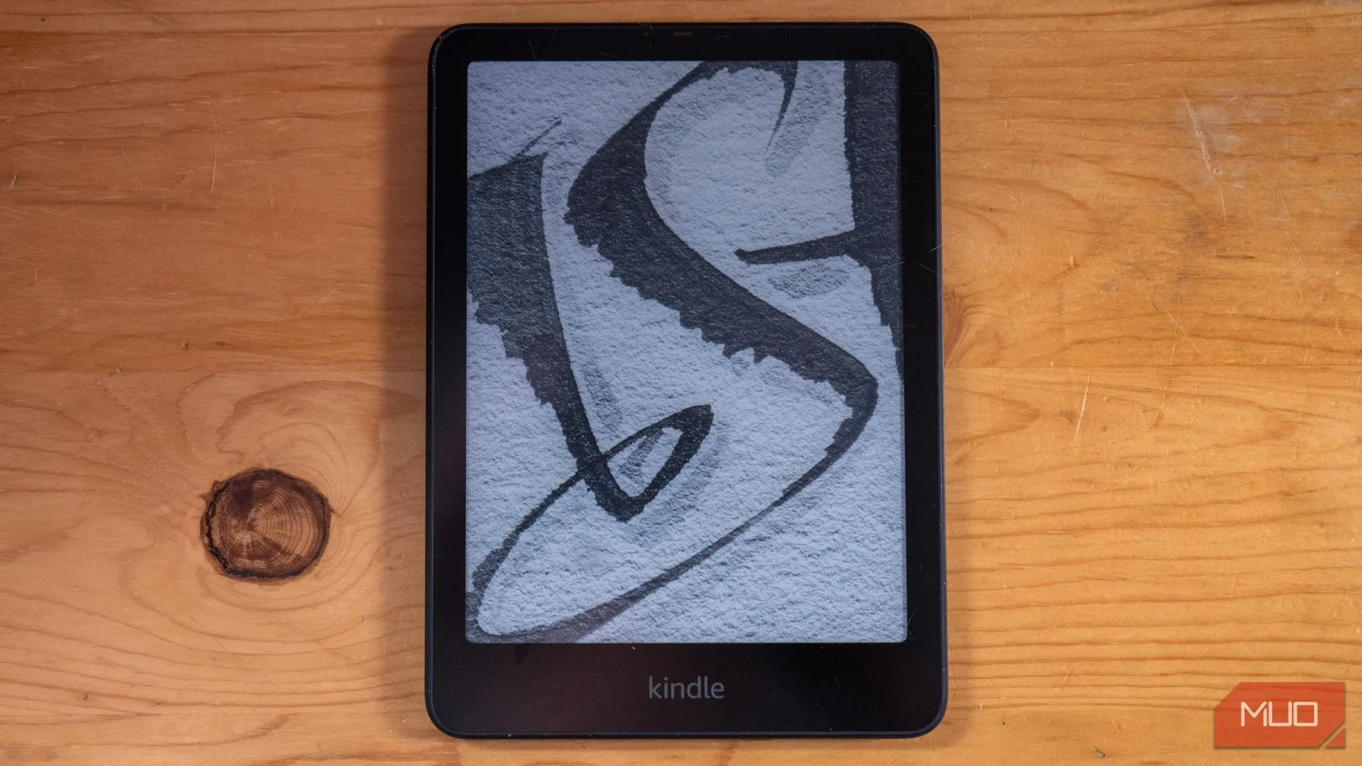 Kindle Paperwhite Signature Edition đang khóa màn hình trên bàn làm việc