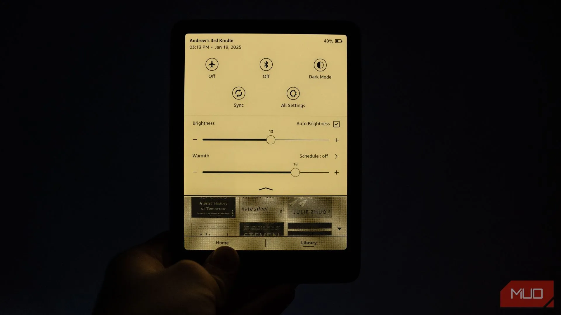 Kindle Paperwhite Signature Edition hiển thị đèn nền ấm trong môi trường tối, tối ưu cho đọc đêm