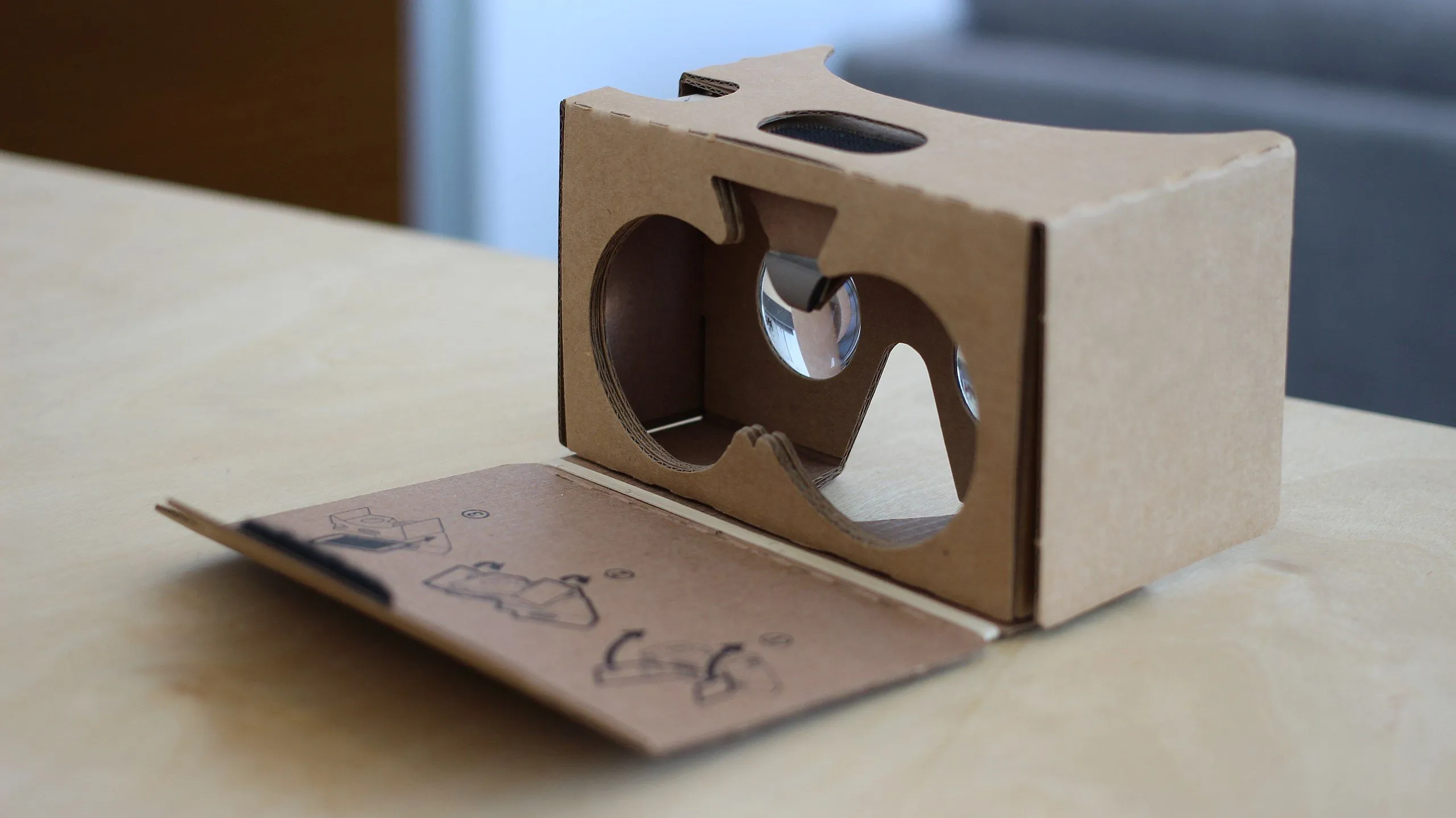 Kính Google Cardboard và điện thoại, minh họa cho trải nghiệm thực tế ảo cơ bản