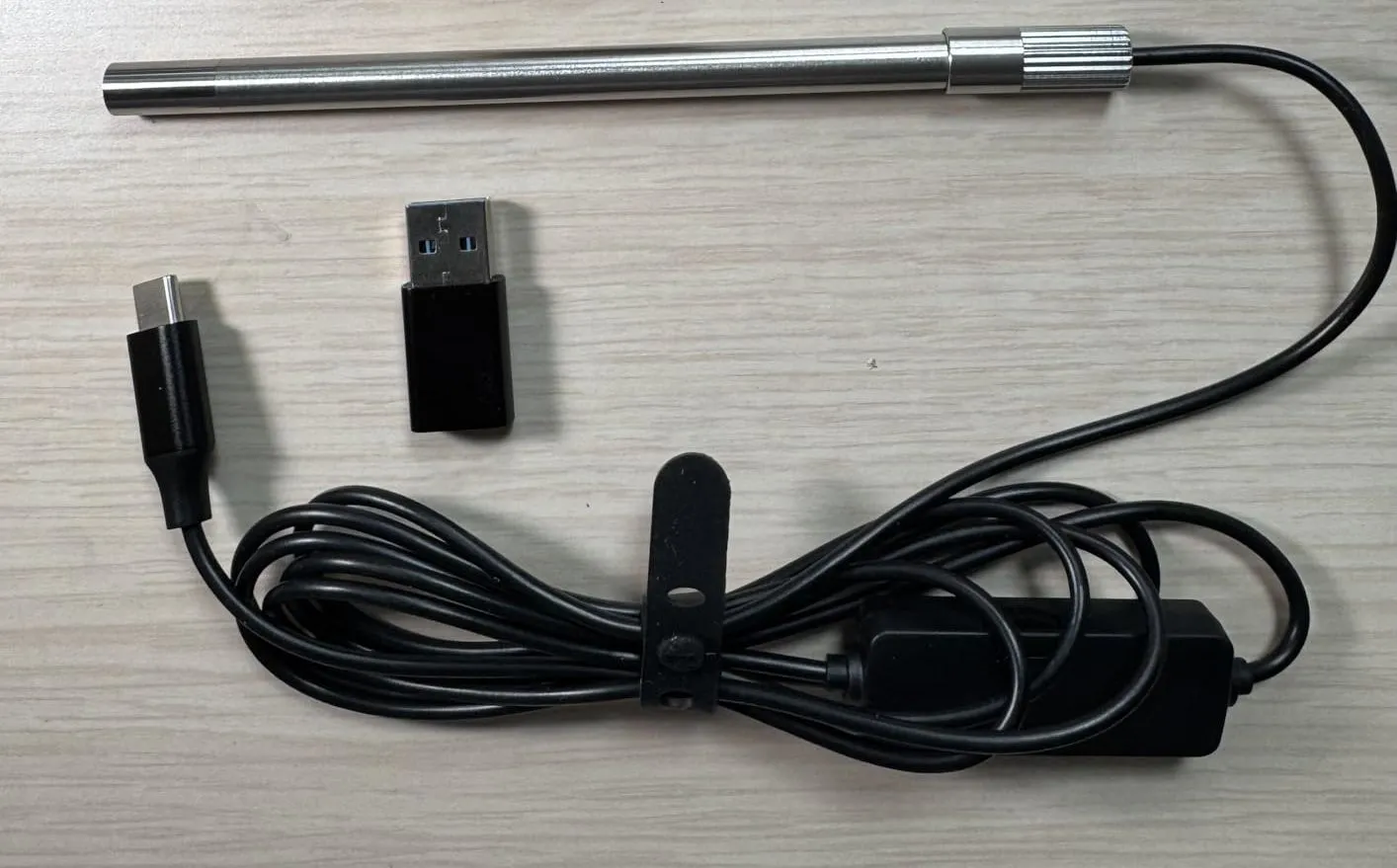 Kính hiển vi kỹ thuật số Teslong USB-C cắm vào điện thoại, cho phép phóng đại vật thể nhỏ.