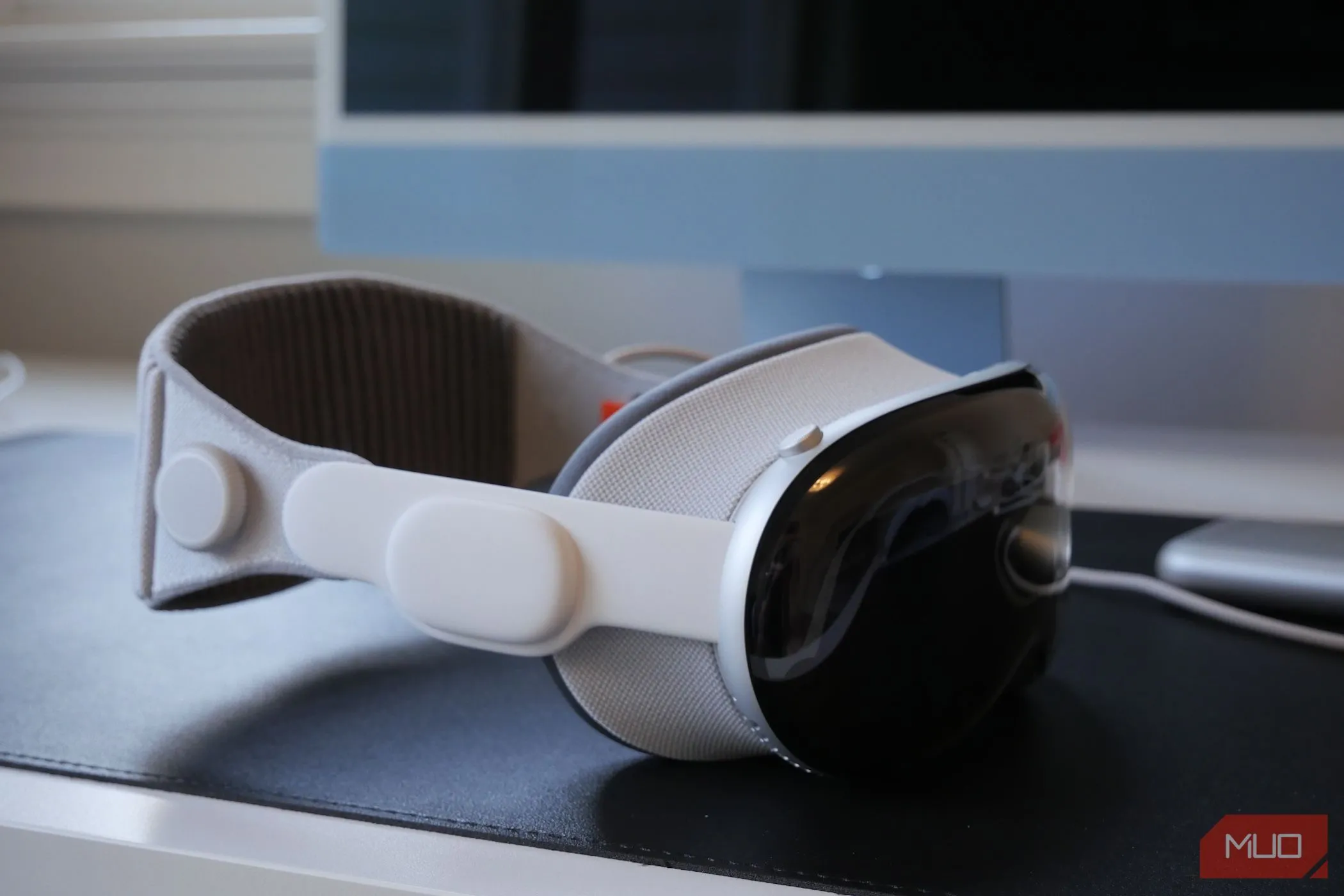 Kính thực tế hỗn hợp Apple Vision Pro đặt trên bàn làm việc, thể hiện tiềm năng không gian làm việc ảo khi kết nối với iPhone.