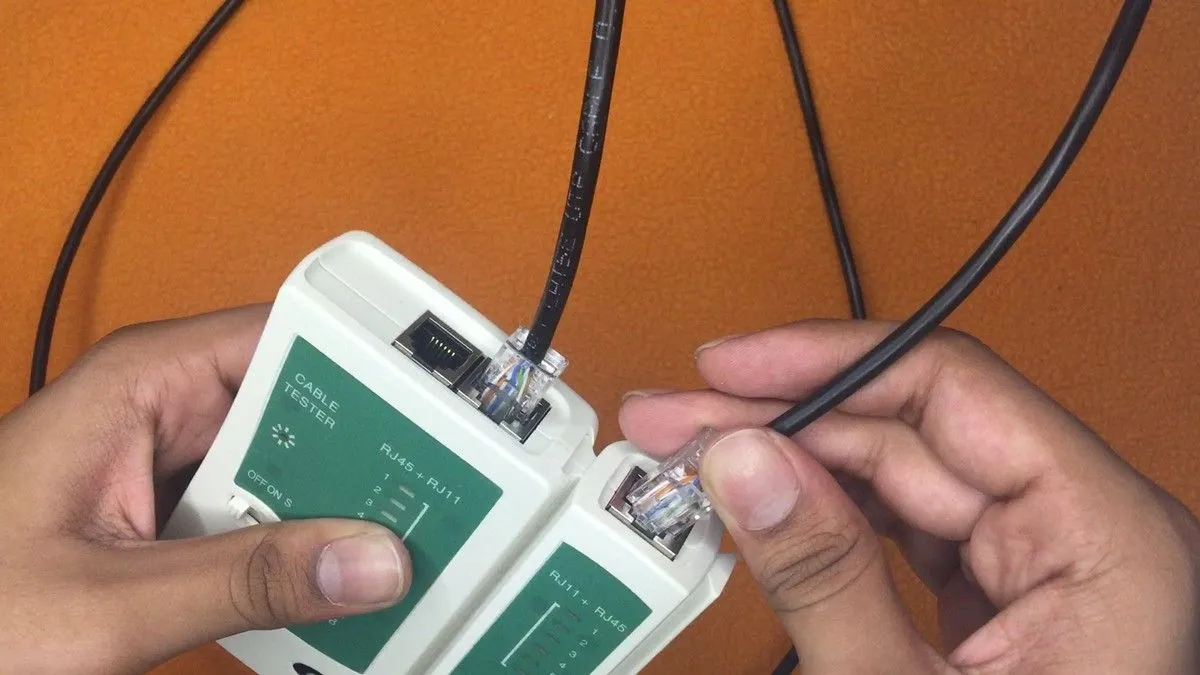 Kỹ thuật viên đang kiểm tra cáp Ethernet CAT6 bằng thiết bị chuyên dụng, minh họa giải pháp kết nối có dây cho thiết bị streaming để giảm tải Wi-Fi