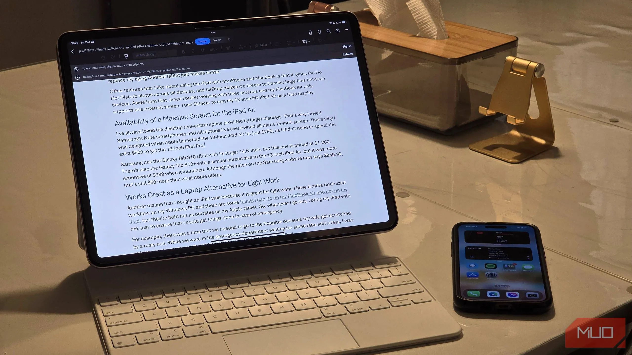 Làm việc trên iPad Air với bàn phím tích hợp, thể hiện khả năng thay thế laptop cho công việc nhẹ khi di chuyển