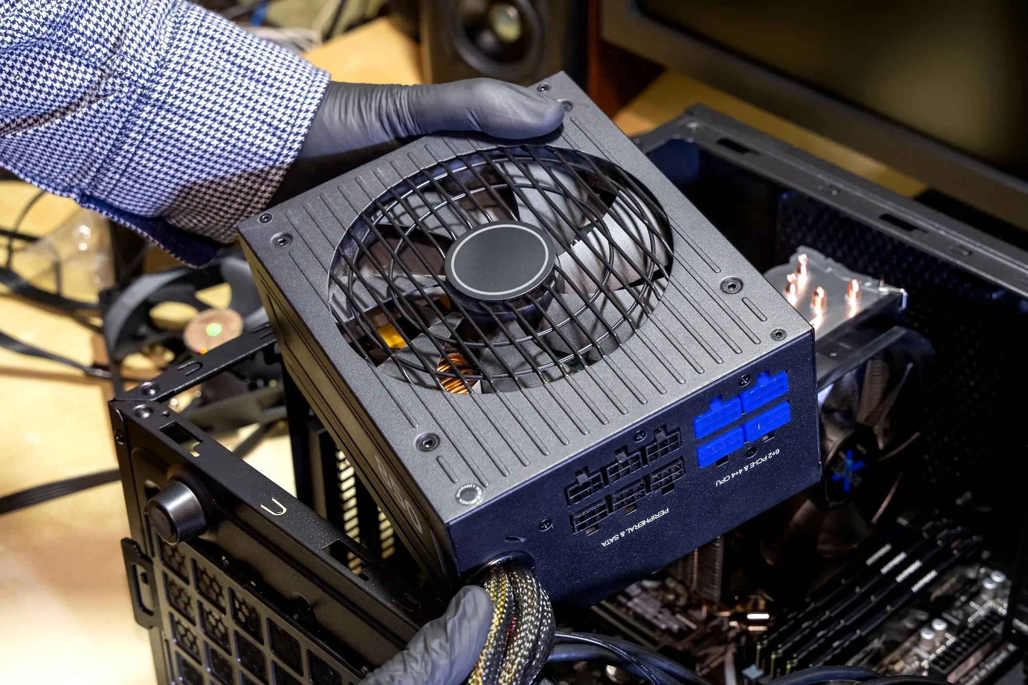 Lắp đặt bộ nguồn (PSU) vào thùng máy tính, nhấn mạnh tầm quan trọng của nguồn điện ổn định cho ổ cứng SSD.