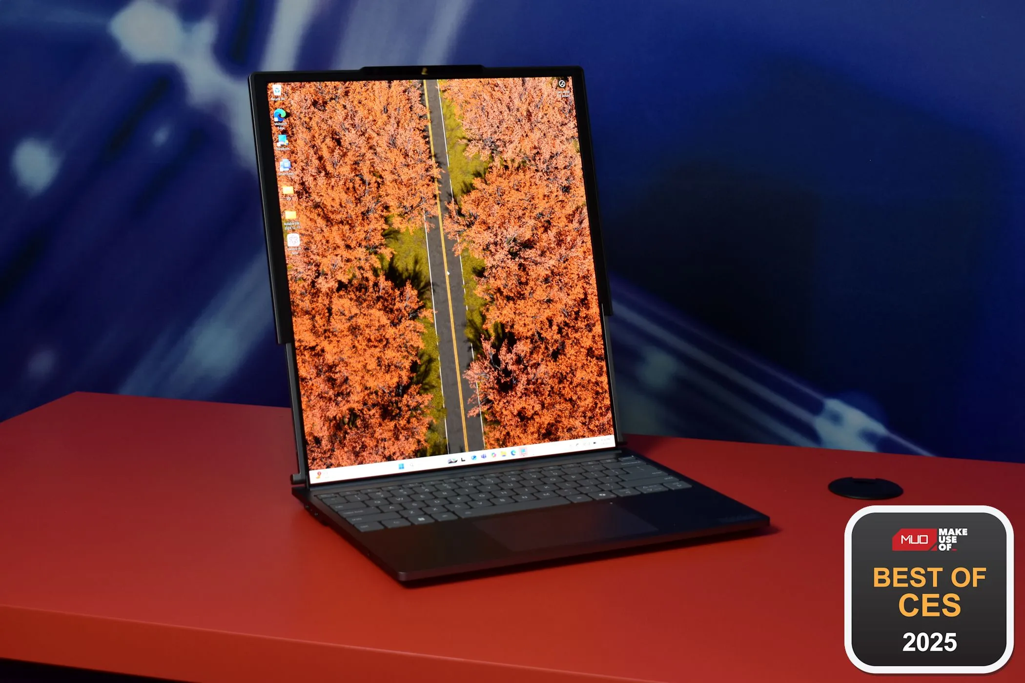 Laptop Lenovo ThinkBook Plus Gen 6 Rollable với màn hình cuộn độc đáo, kèm biểu tượng giải thưởng CES 2025.