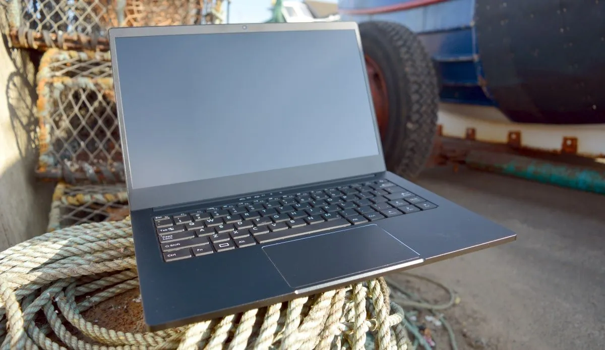 Laptop Librem đặt gần xe