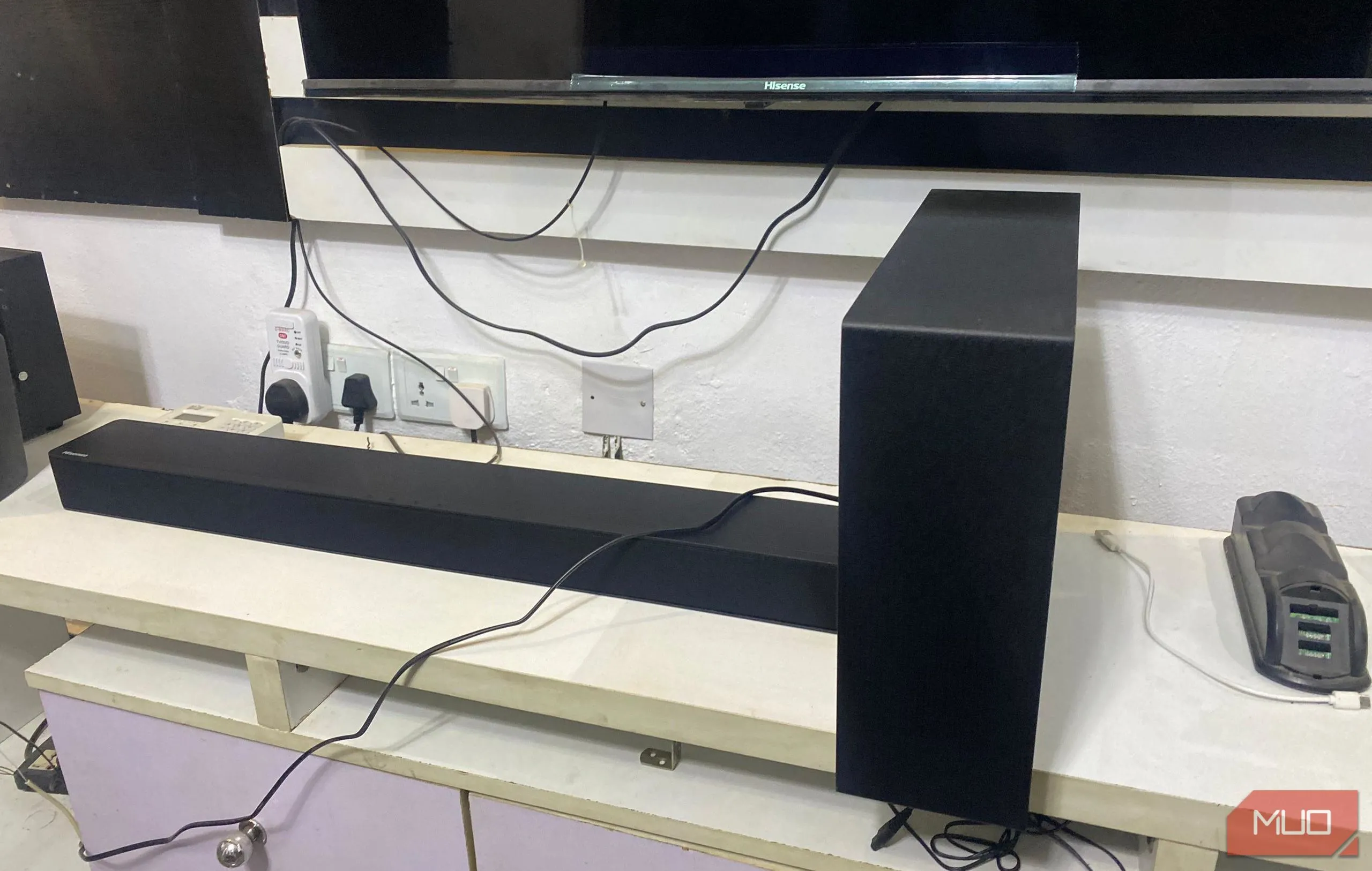 Loa soundbar Hisense HS2100 và loa siêu trầm được đặt cùng nhau