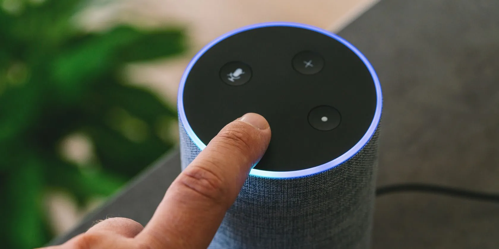 Loa thông minh Amazon Echo với một người dùng ở phía sau