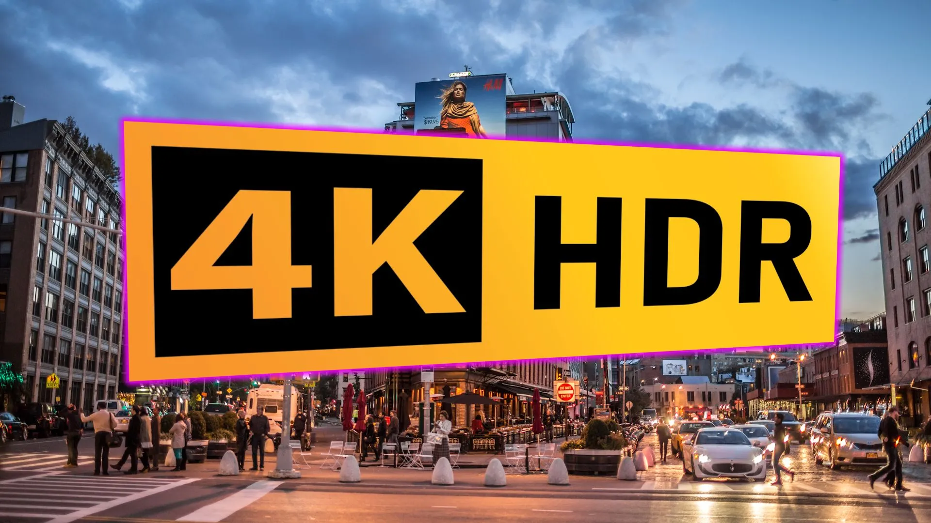 Logo 4K HDR trên màn hình hiển thị cảnh đường phố