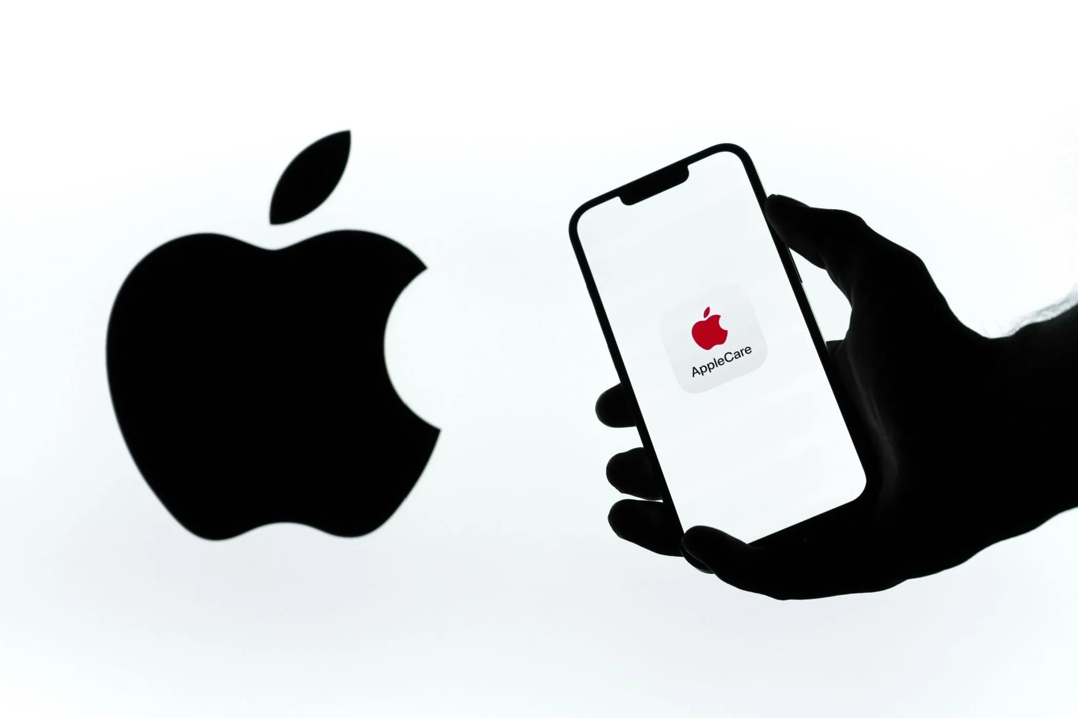 Logo AppleCare trên điện thoại cạnh logo Apple