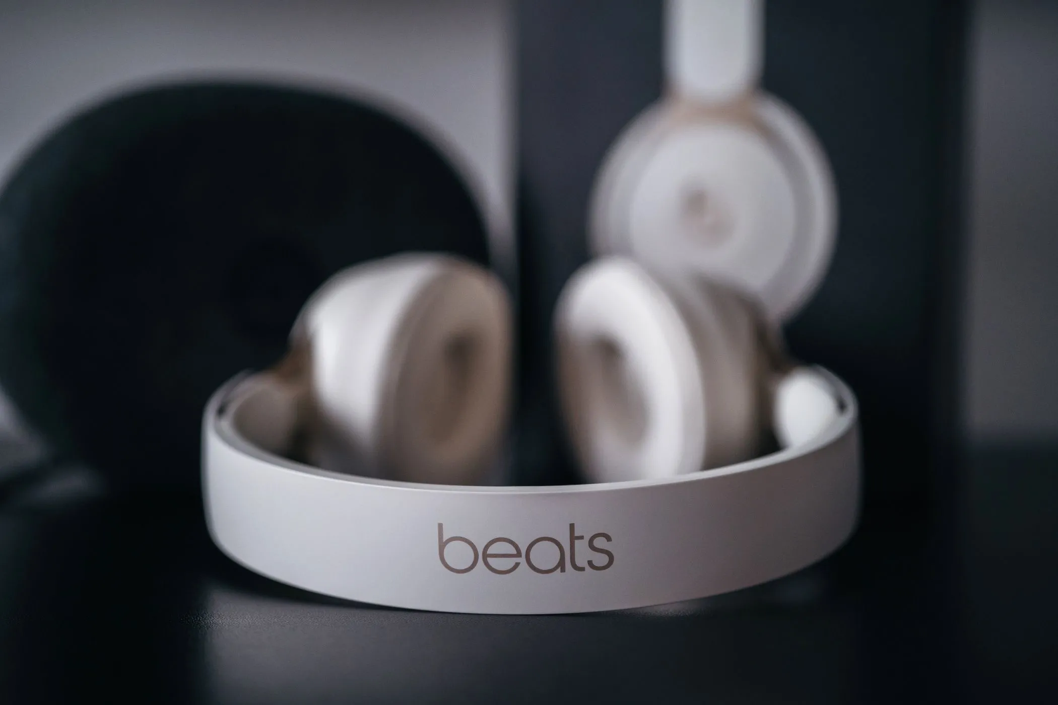 Logo Beats nổi bật trên vòng đầu tai nghe, biểu tượng của sự tích hợp Apple