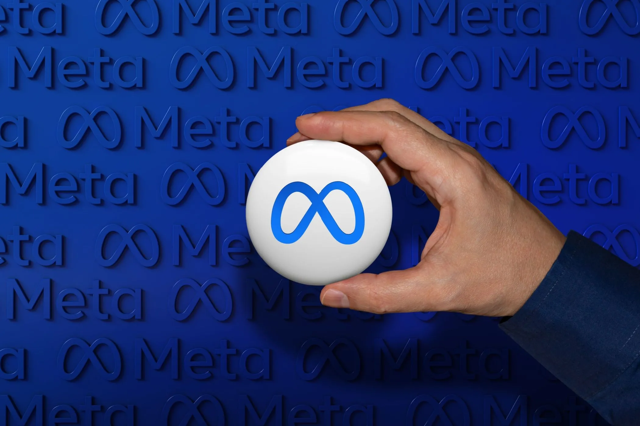 Logo Meta với thiết kế nút bấm nổi bật, đại diện cho tập đoàn công nghệ đứng sau các ứng dụng mạng xã hội phổ biến