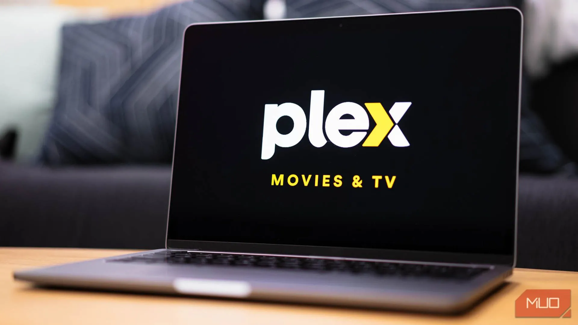 Logo Plex hiển thị trên màn hình laptop, biểu tượng cho máy chủ media
