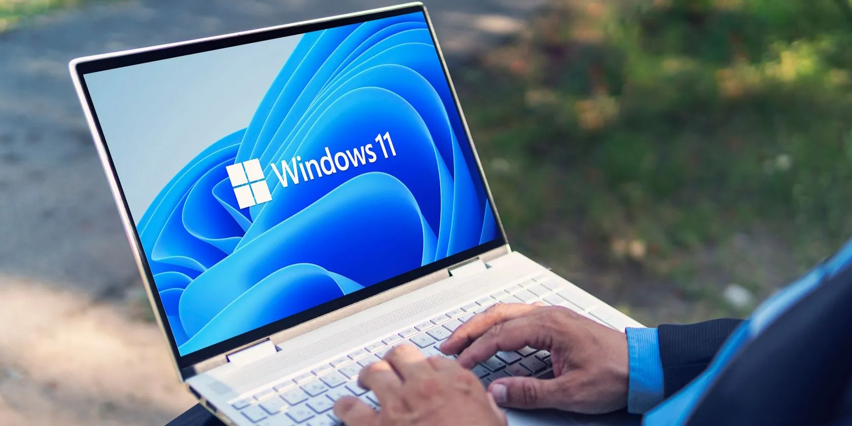 Logo Windows 11 trên màn hình laptop