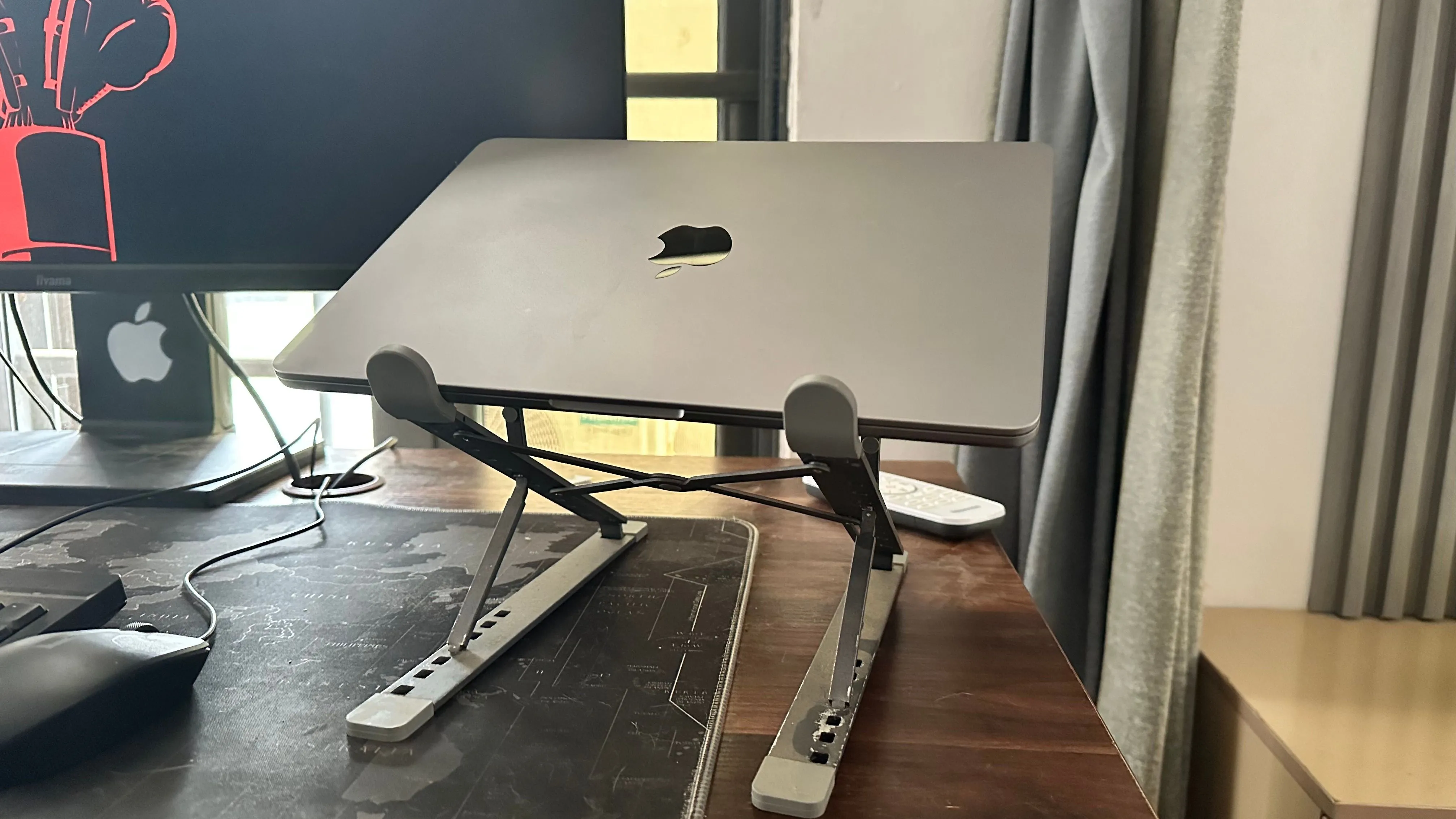 MacBook trên giá đỡ cạnh màn hình rời