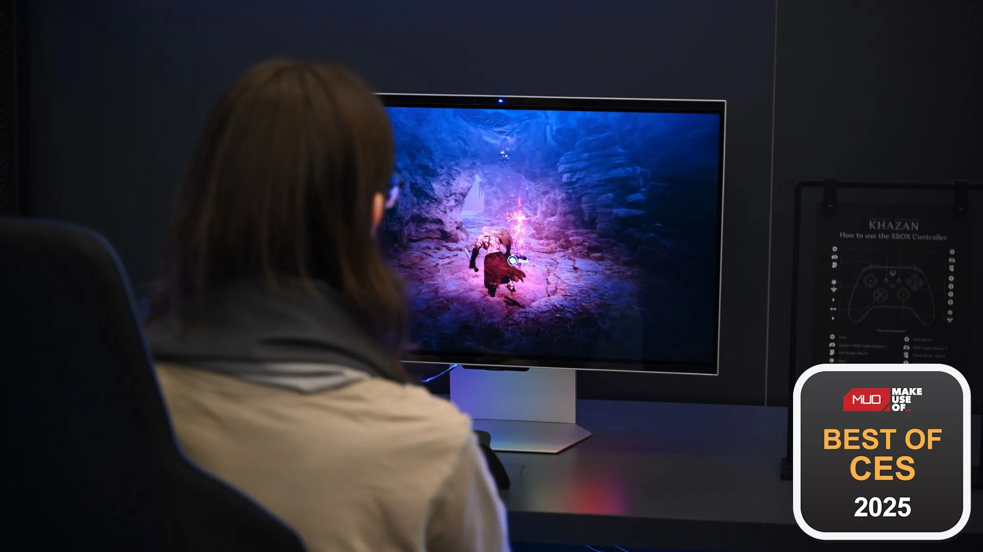 Màn hình 3D Samsung Odyssey 3D Monitor không cần kính tại CES 2025, hiển thị hiệu ứng 3D và biểu tượng giải thưởng.
