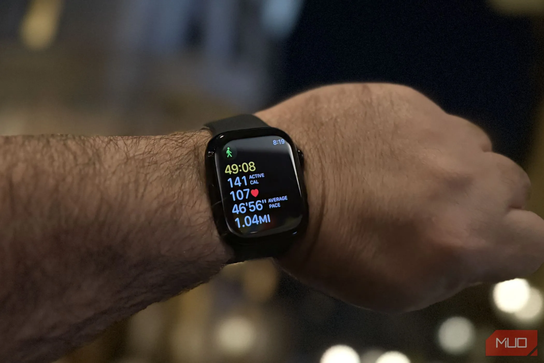 Màn hình Apple Watch Series 10 hiển thị dữ liệu tập luyện và sức khỏe trong ứng dụng Fitness