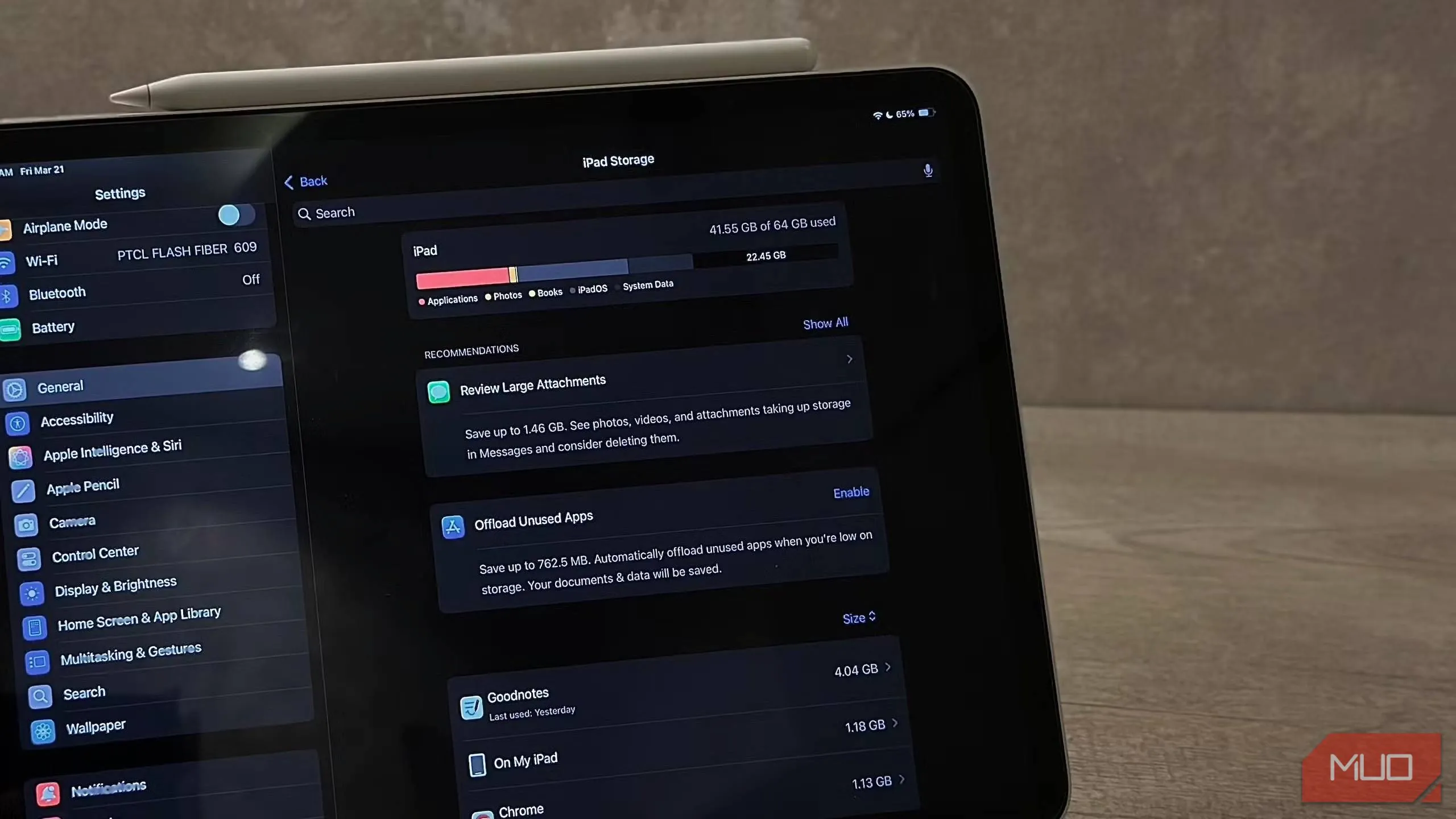 Màn hình cài đặt bộ nhớ iPad, thể hiện vấn đề dung lượng liên quan đến Apple Intelligence.