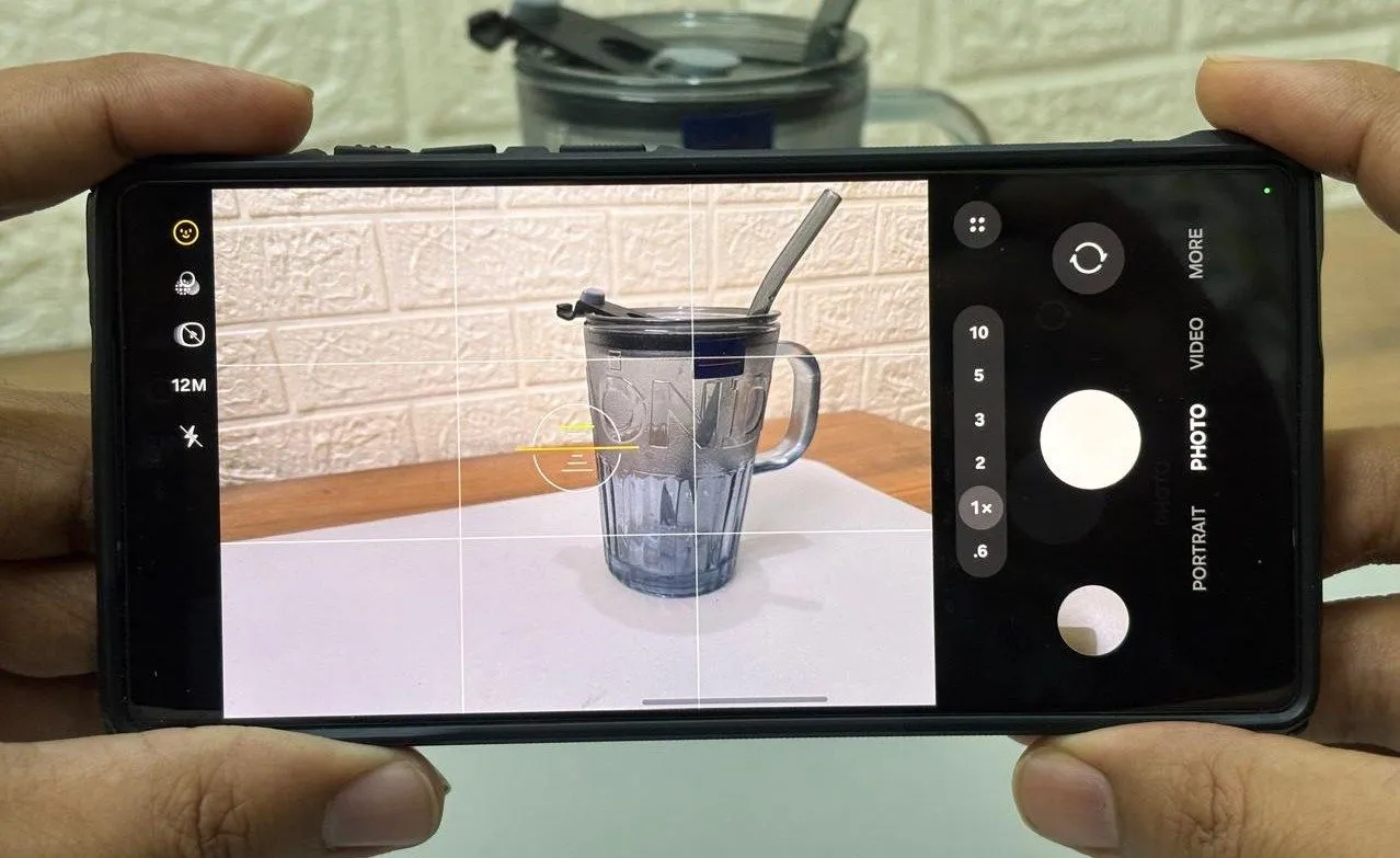 Màn hình camera Samsung hiển thị đường lưới (Grid Lines) giúp người dùng áp dụng Quy tắc một phần ba để có bố cục ảnh đẹp hơn
