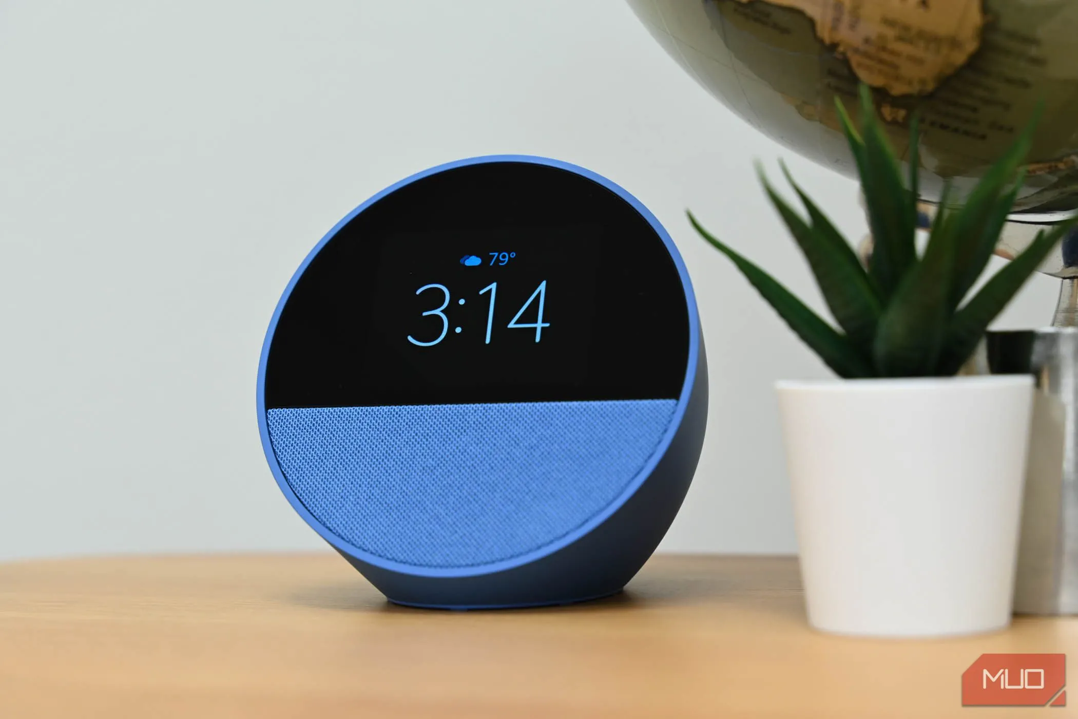 Màn hình chính của Amazon Echo Spot hiển thị giao diện người dùng, minh họa việc nâng cấp Alexa+ bắt buộc