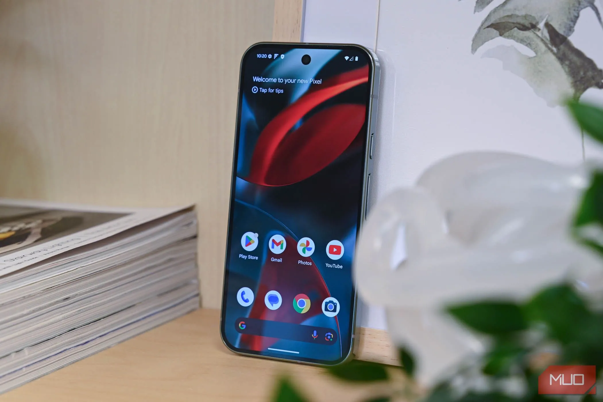 Màn hình chính của Google Pixel 9 Pro với giao diện Pixel Launcher tối giản