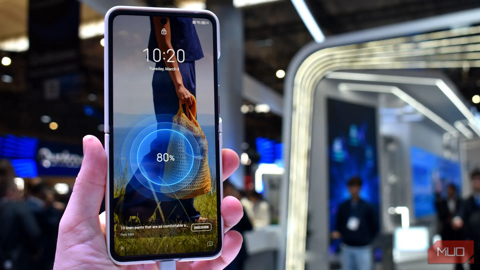 Màn hình chính của Nubia Flip 2 5G khi mở ra tại MWC 2025
