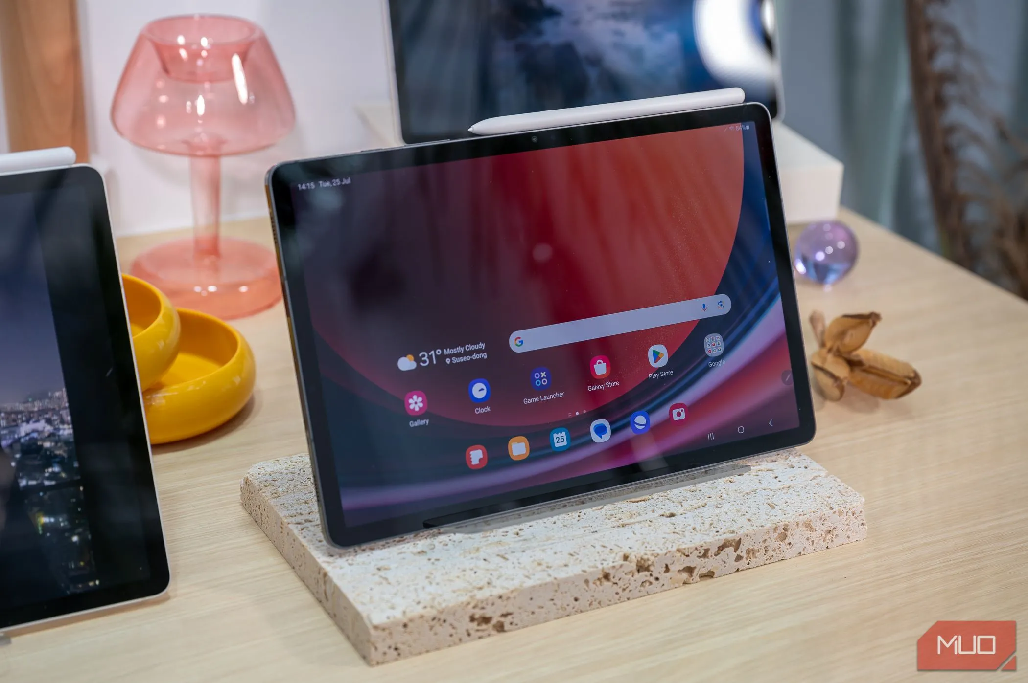 Màn hình chính của Samsung Galaxy Tab S9 hiển thị giao diện, gợi ý khả năng hỗ trợ đa hồ sơ người dùng trên máy tính bảng.