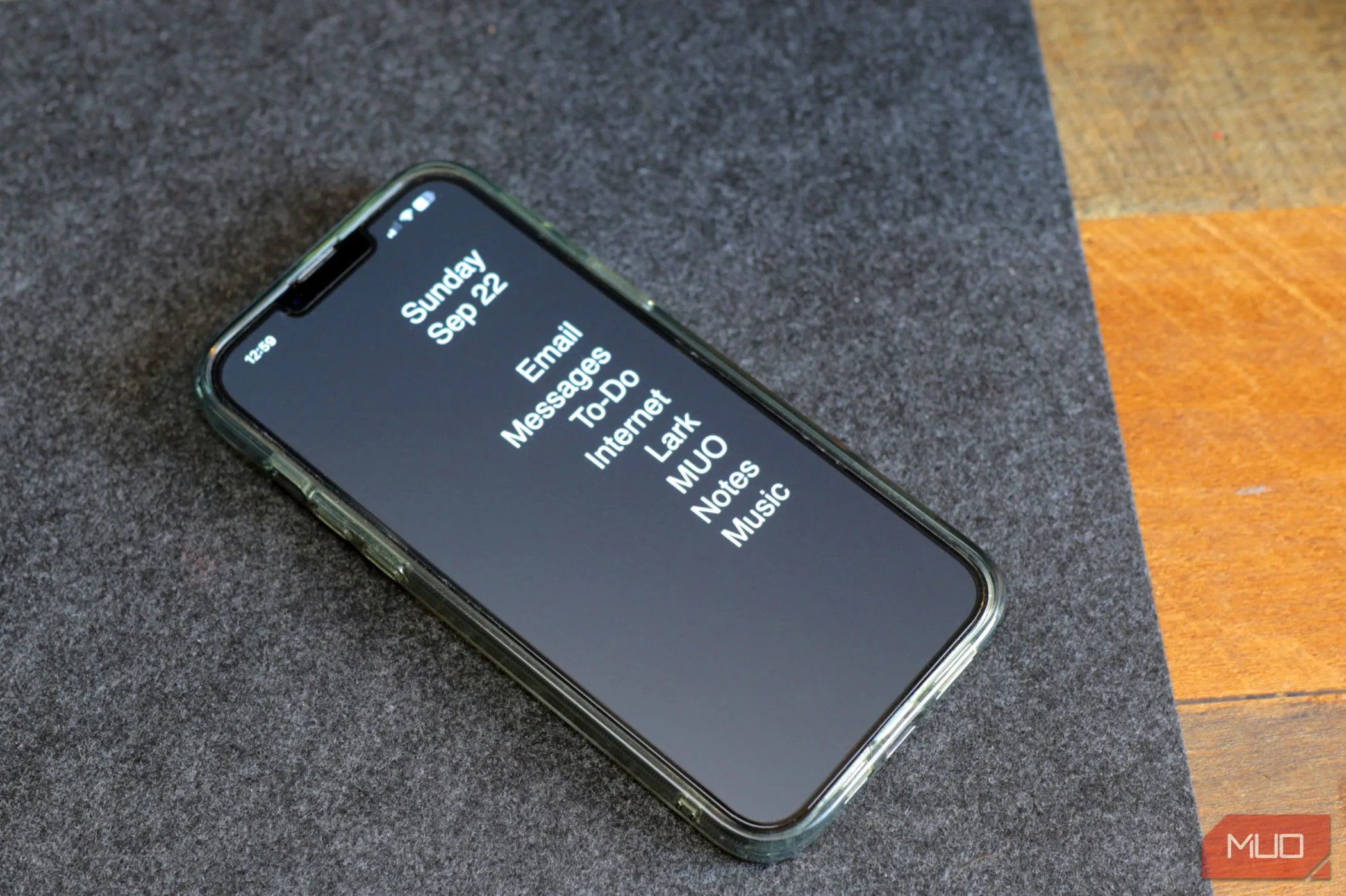 Màn hình chính đơn sắc với các ứng dụng cơ bản, thể hiện giao diện &quot;dumb phone&quot;