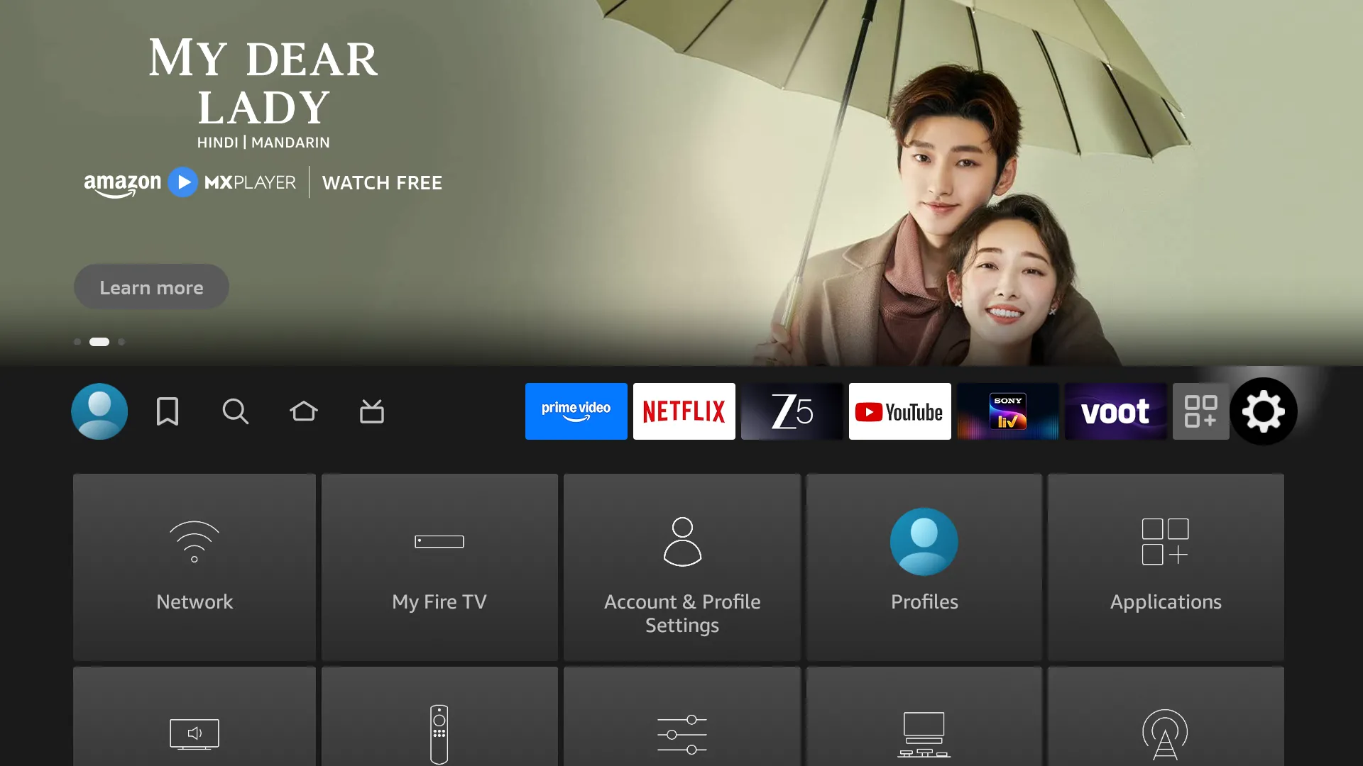 Màn hình chính Fire TV Stick với biểu tượng cài đặt được chọn