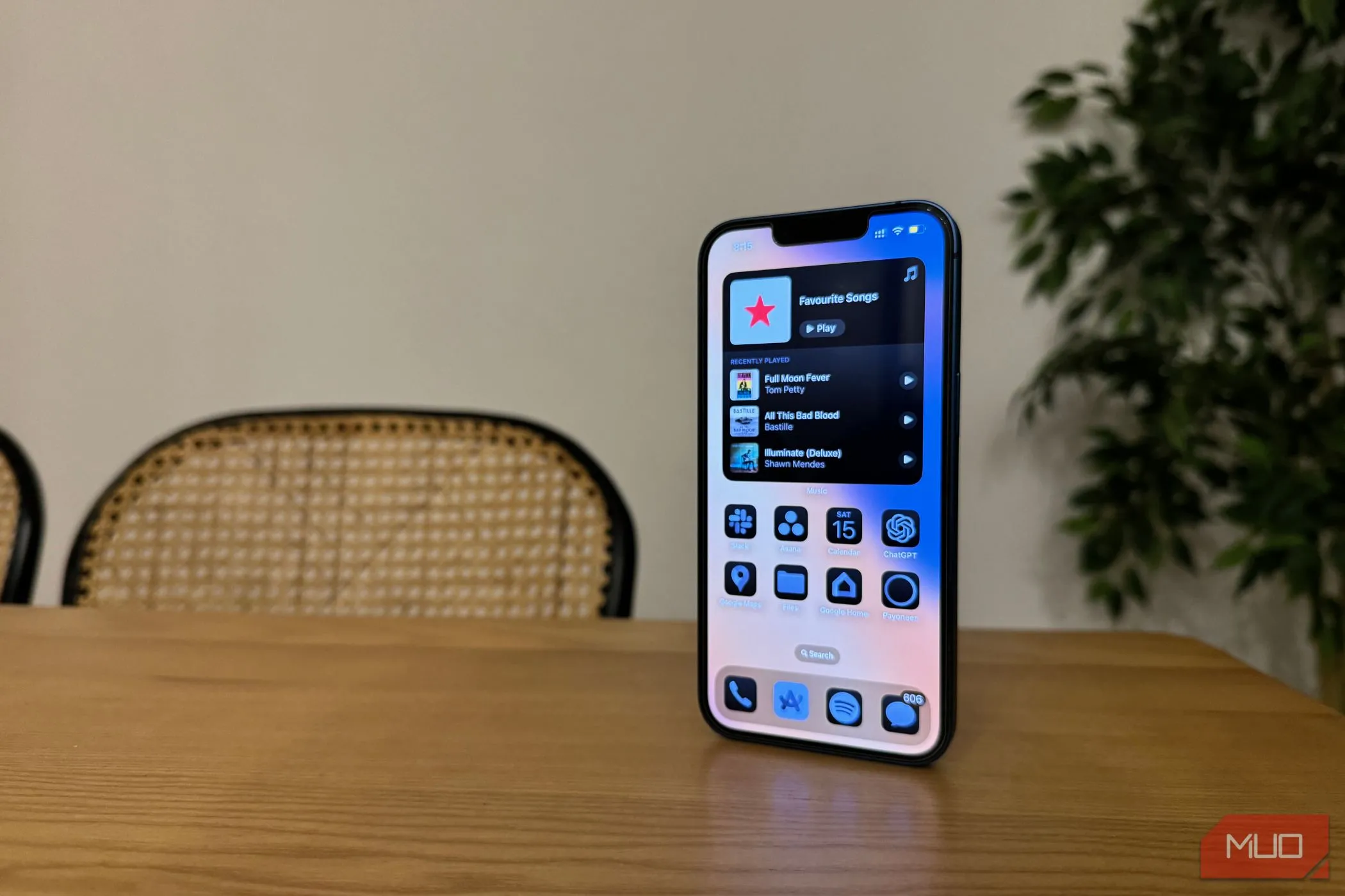 Màn hình chính iOS 18 với các biểu tượng ứng dụng và widget tùy chỉnh