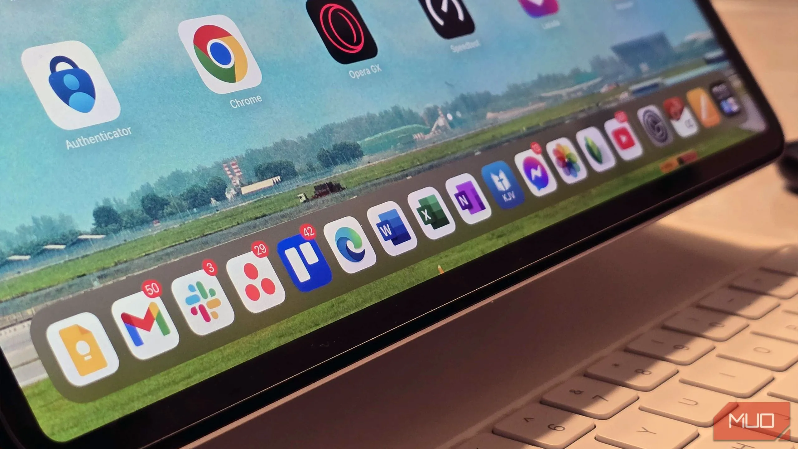 Màn hình chính iPad Air hiển thị các ứng dụng phổ biến như Microsoft 365, Adobe Lightroom, Slack, chứng minh kho ứng dụng đa dạng