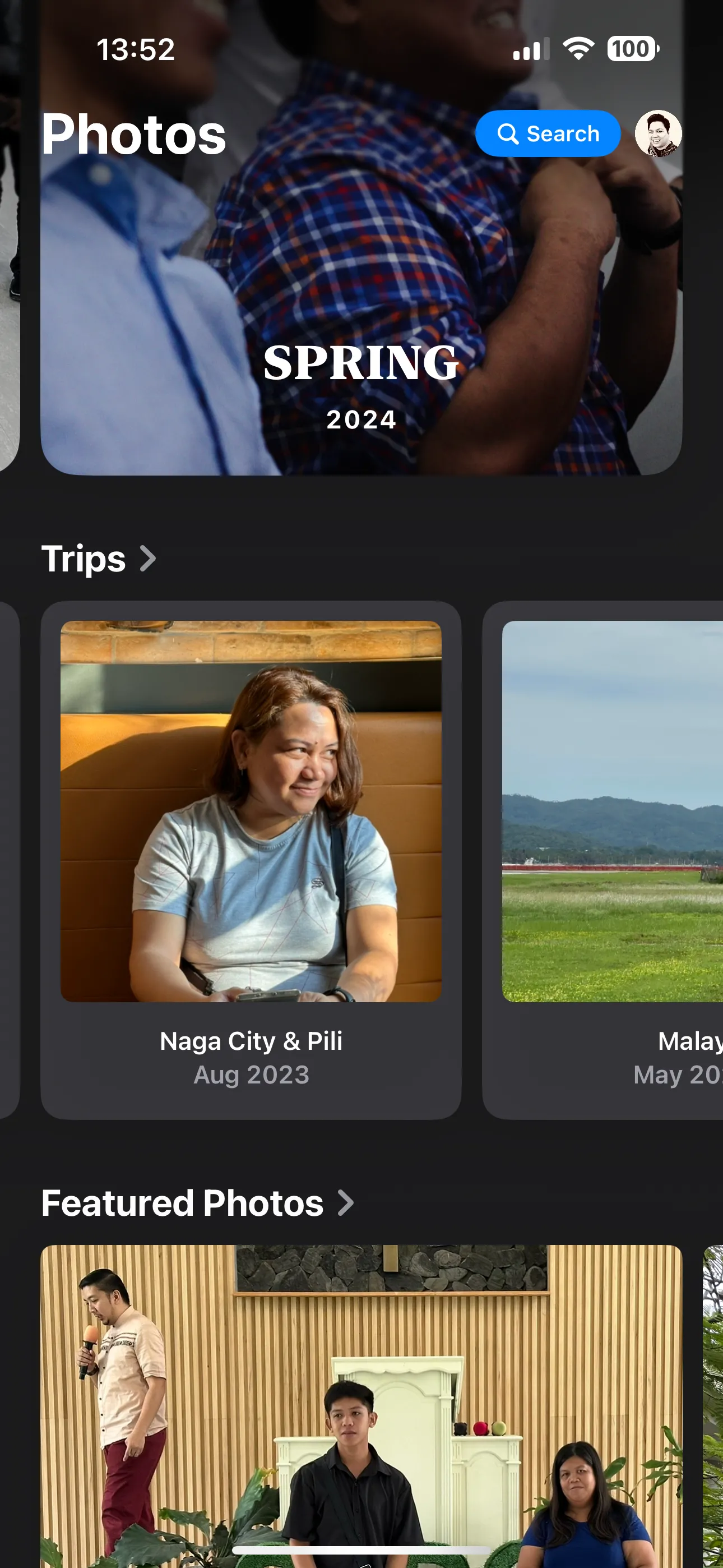 Màn hình &quot;Chuyến đi&quot; trong Apple Photos, hiển thị các bộ sưu tập ảnh được tạo tự động dựa trên địa điểm du lịch.