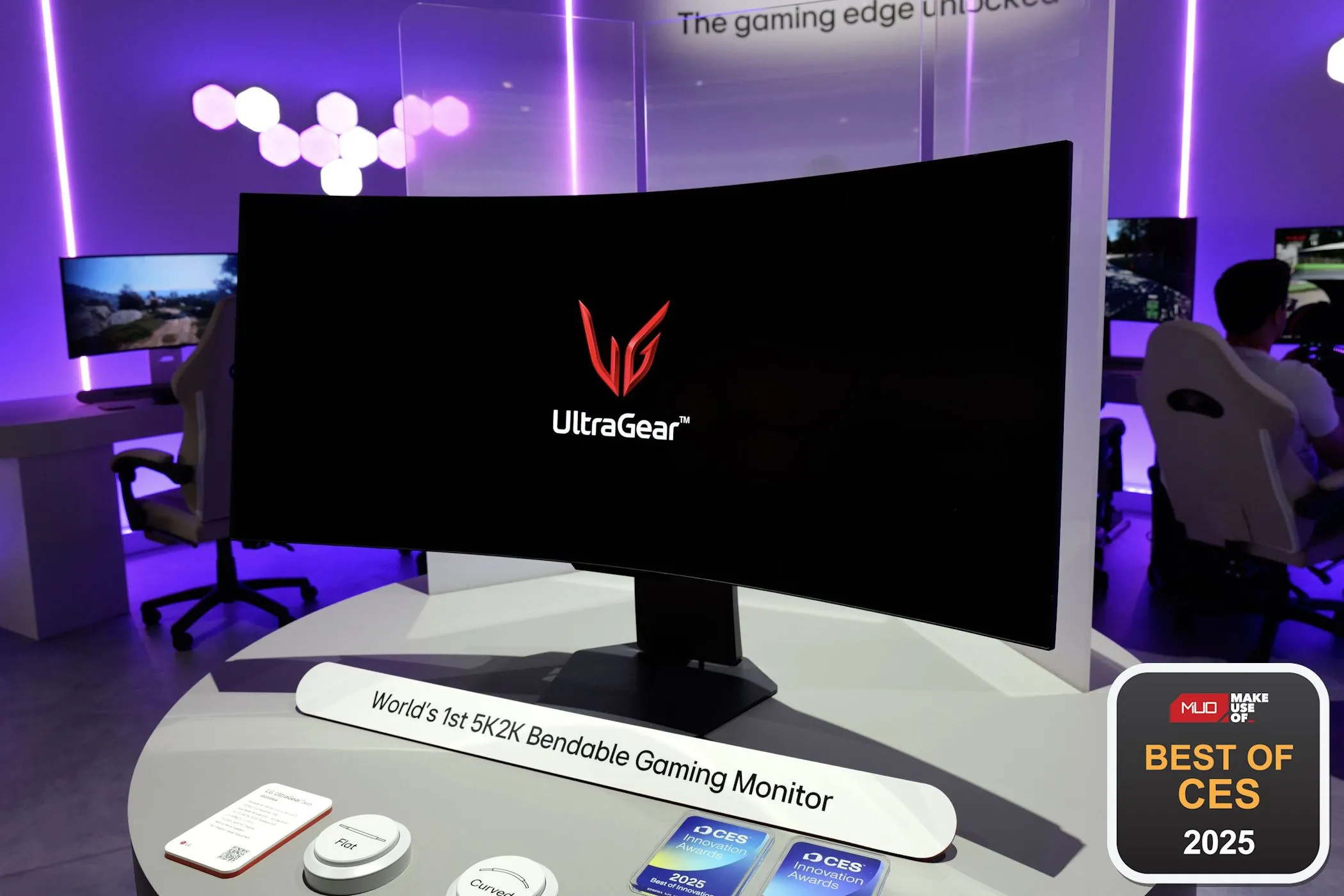 Màn hình cong LG UltraGear 45GX990A tại CES 2025, hiển thị độ cong linh hoạt và biểu tượng giải thưởng.
