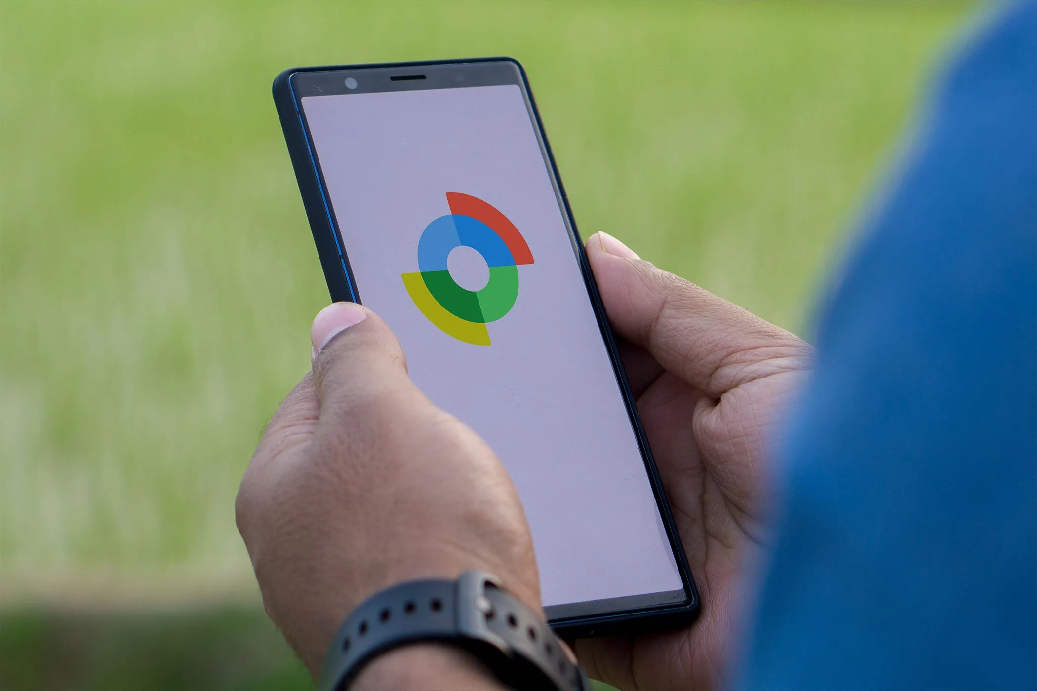 Màn hình điện thoại Android đang tải hoặc hiển thị ứng dụng Find Device (Tìm Thiết Bị) của Google, minh họa cho khả năng định vị thiết bị Android bị thất lạc.