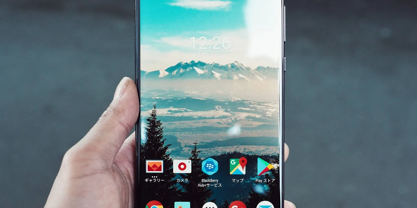 Màn hình điện thoại Android được hiển thị trên tay người dùng