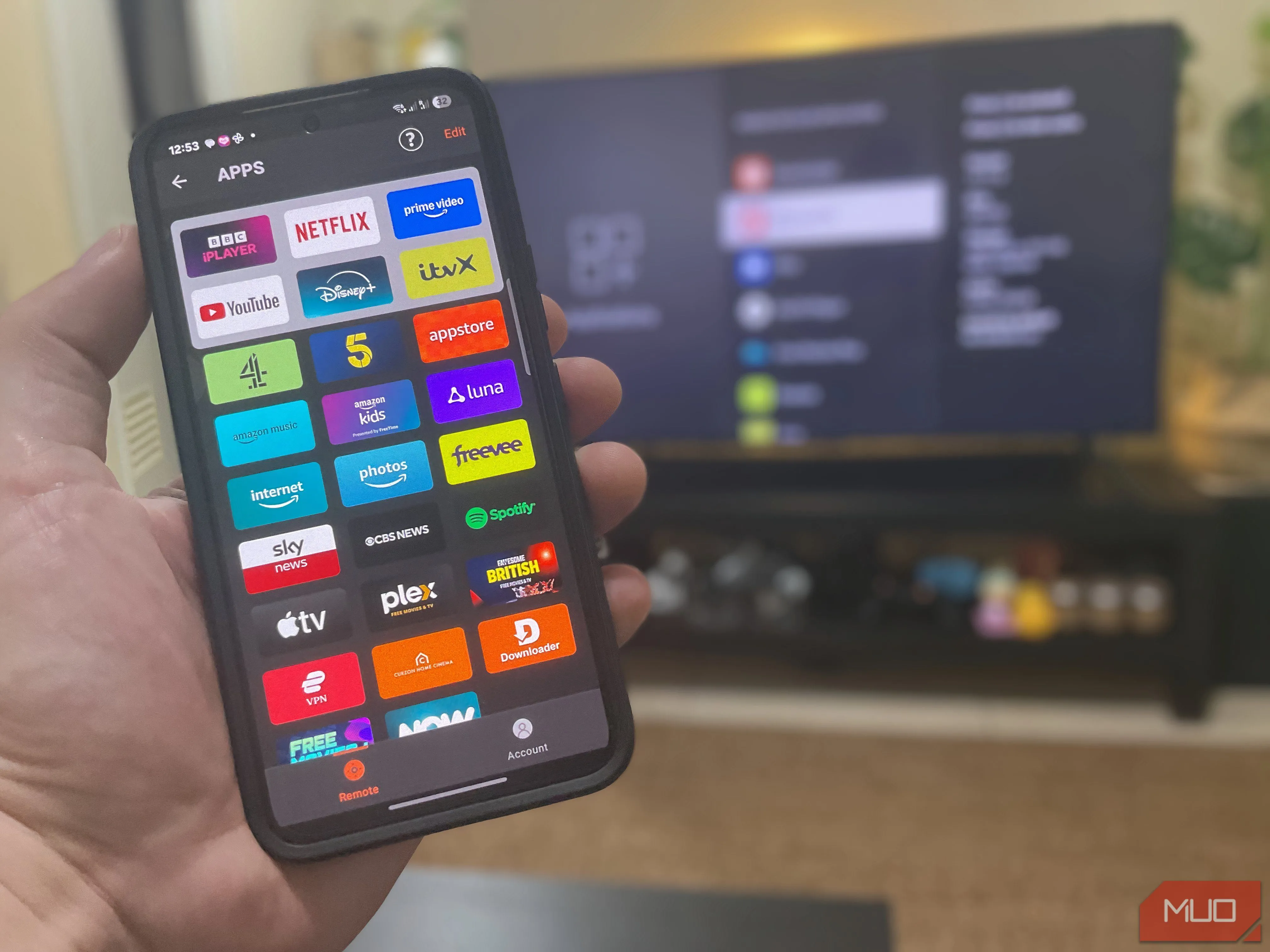 Màn hình điện thoại hiển thị ứng dụng điều khiển Fire TV, liệt kê các ứng dụng streaming phổ biến như Netflix, YouTube.
