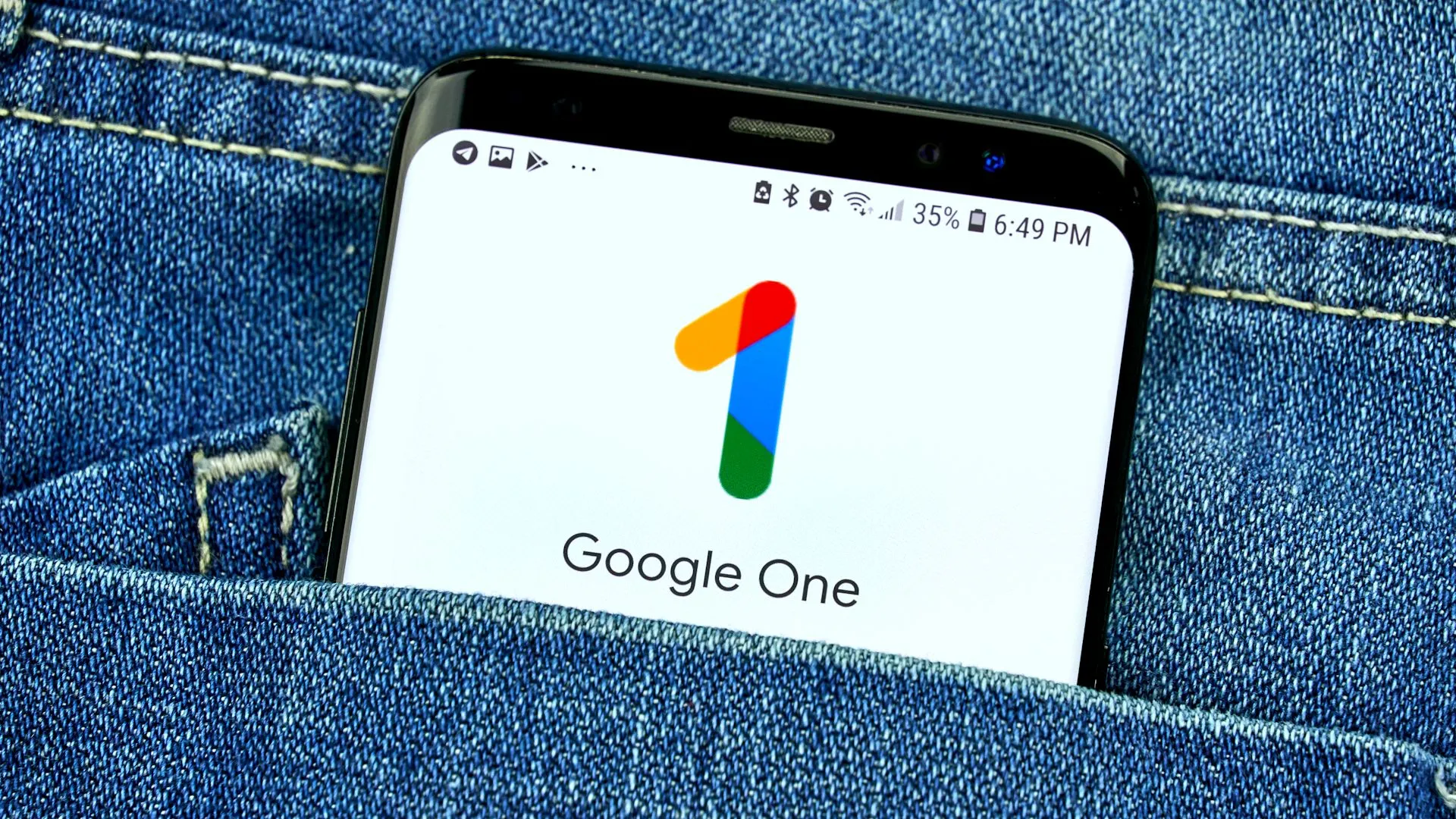 Màn hình Google One trên điện thoại, đại diện cho dịch vụ lưu trữ đám mây trả phí như một lớp bảo vệ ảnh cuối cùng.