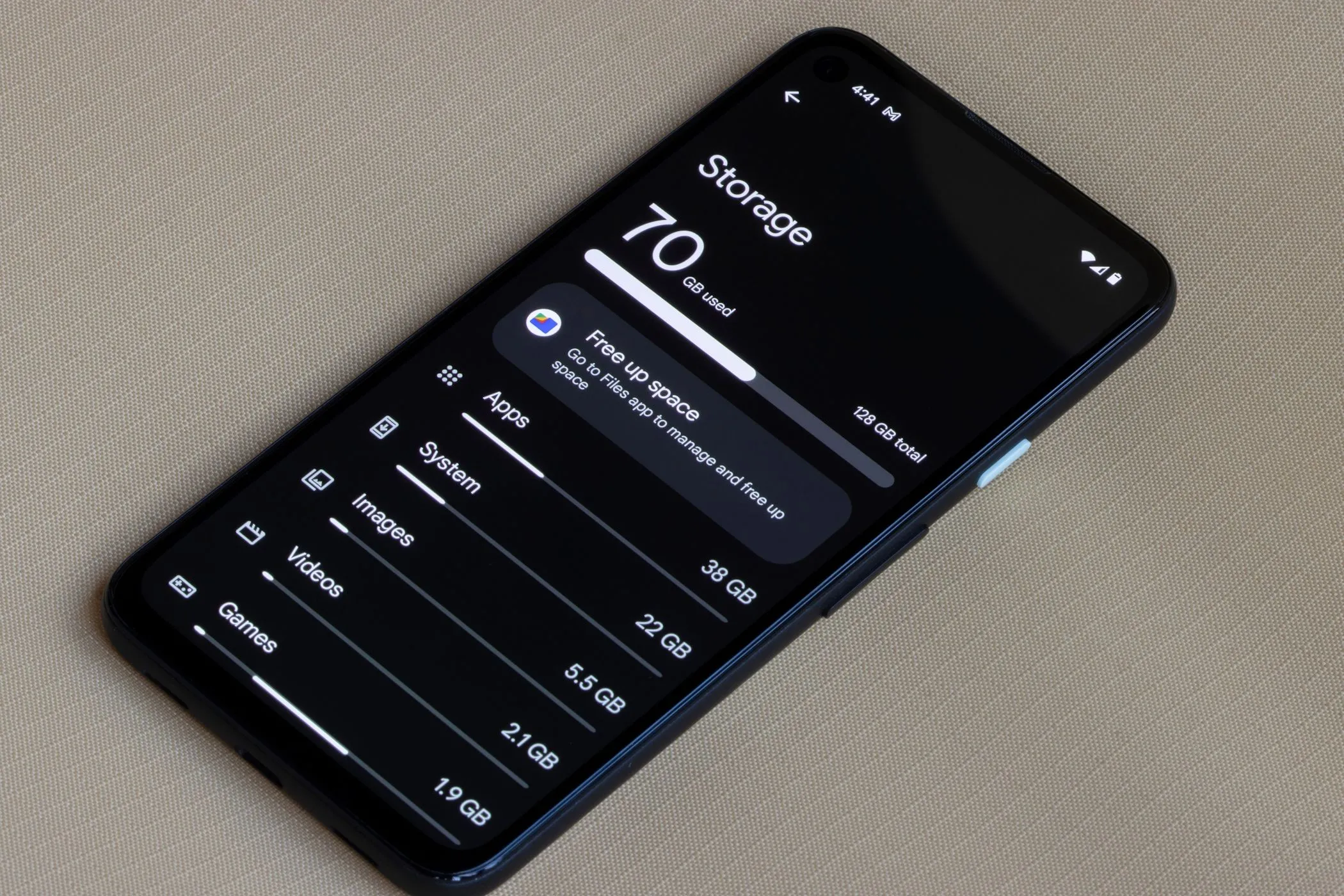 Màn hình hiển thị menu quản lý bộ nhớ trên một chiếc điện thoại Android.