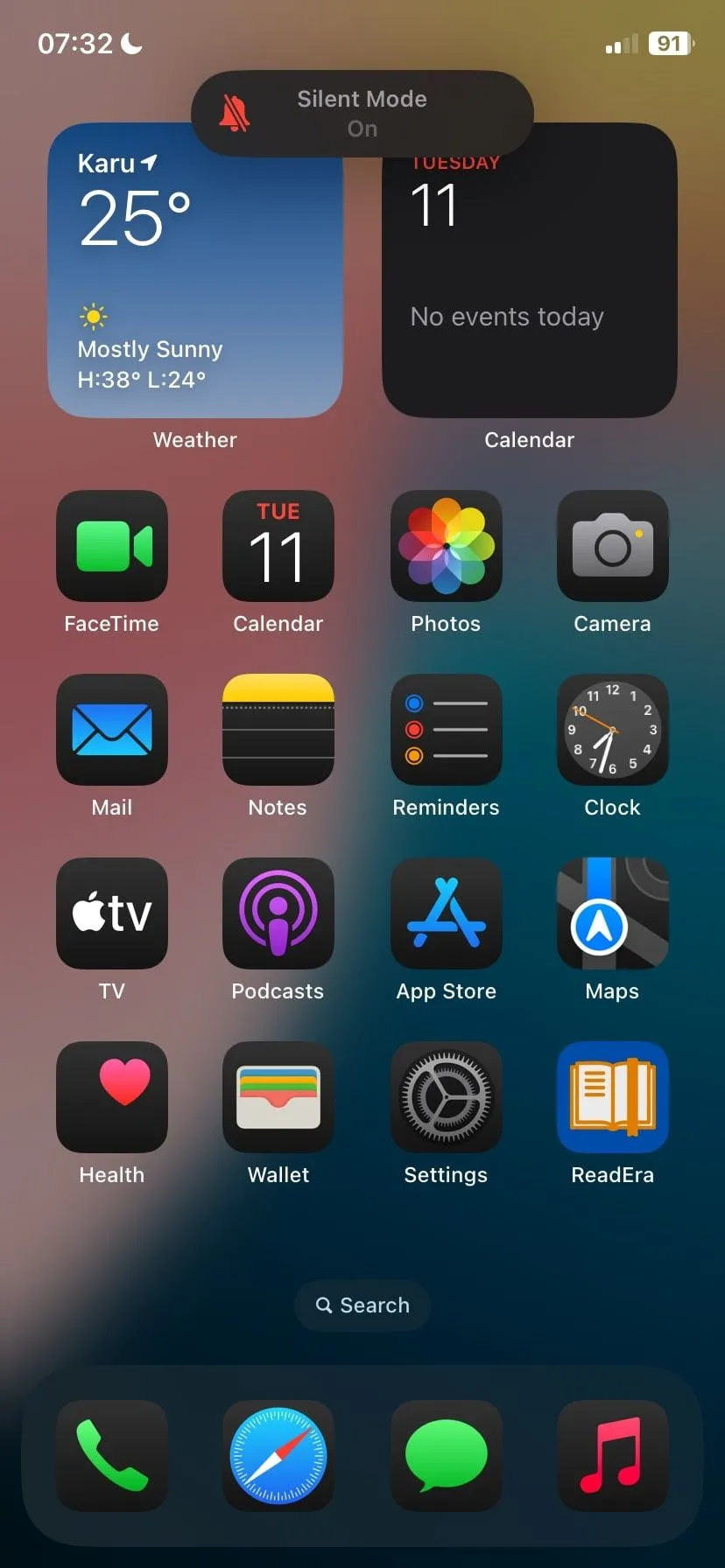 Màn hình iPhone hiển thị thông báo Chế độ Im lặng đã được bật, giúp tắt âm thanh thông báo để nghe nhạc không gián đoạn.