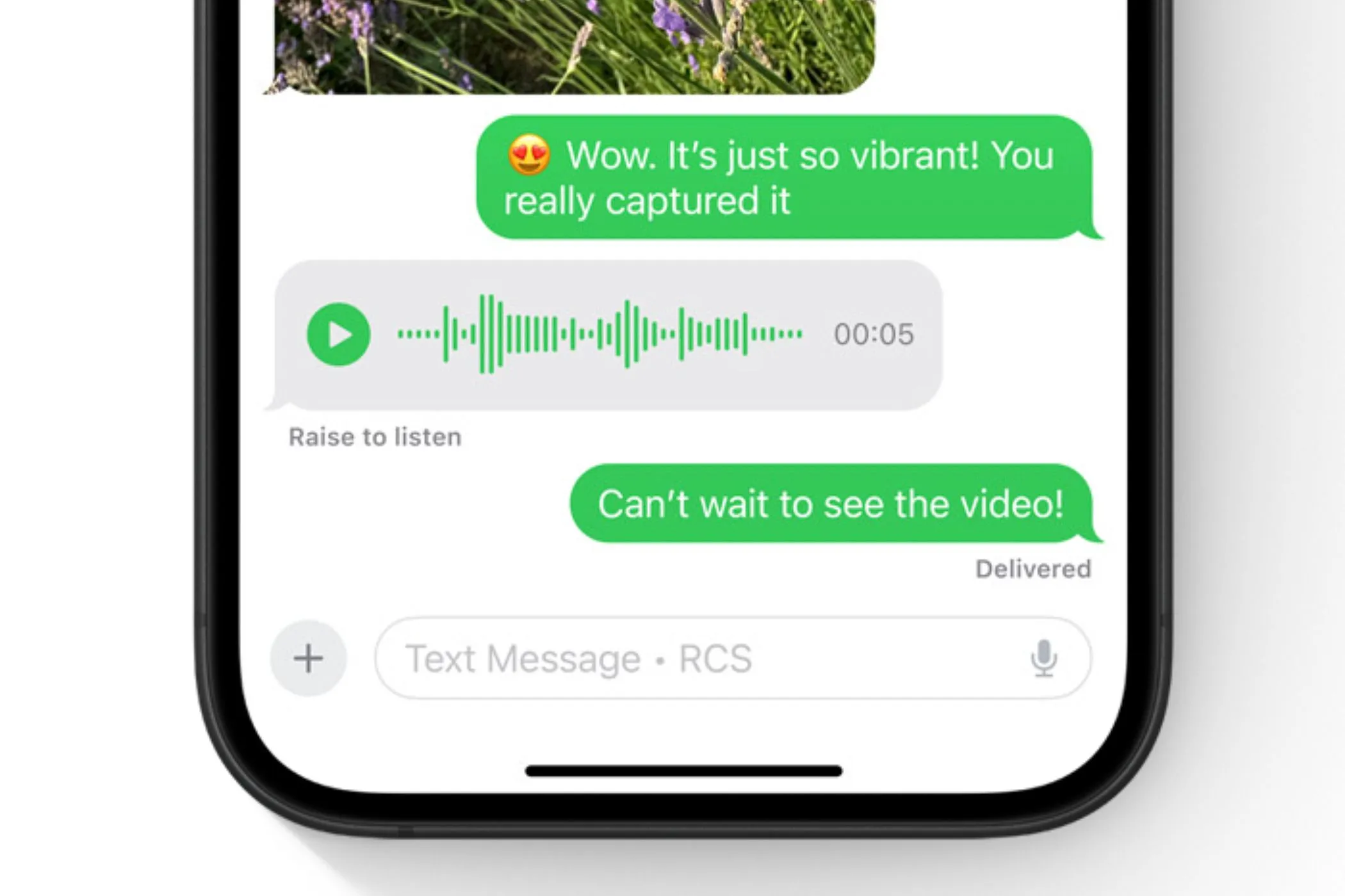Màn hình iPhone hiển thị tin nhắn RCS, minh họa sự phát triển của chuẩn nhắn tin Android.