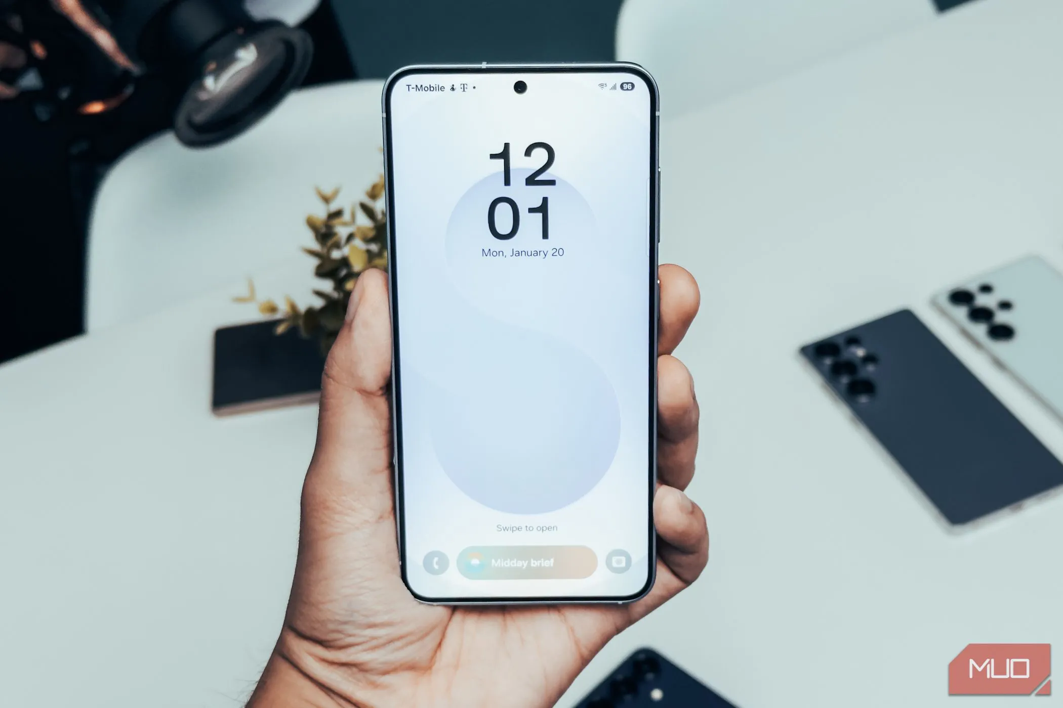 Màn hình khóa của Samsung Galaxy S25 hiển thị tính năng Galaxy AI, minh họa khả năng tương tác thông minh mới.