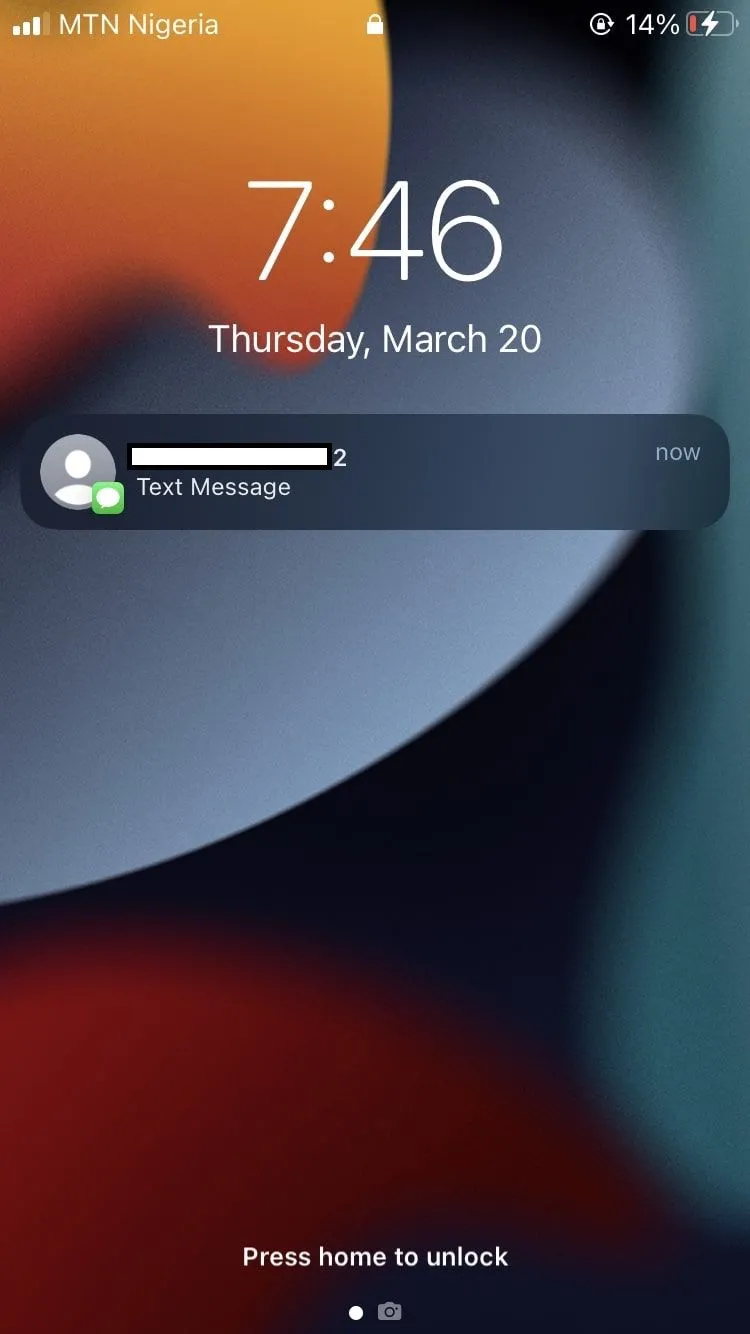 Màn hình khóa iPhone hiển thị một thông báo tin nhắn đang được ẩn nội dung