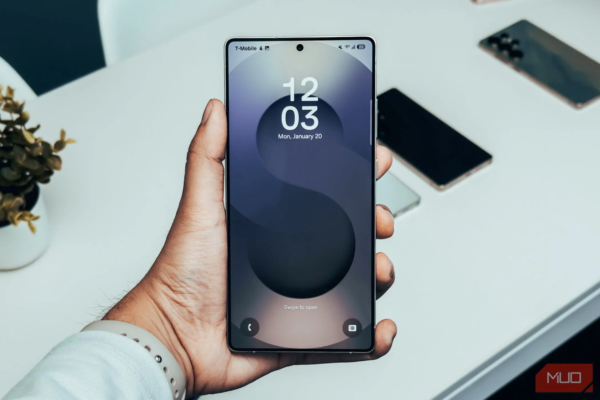 Màn hình khóa Samsung Galaxy S25 Ultra đang được cầm trên tay.
