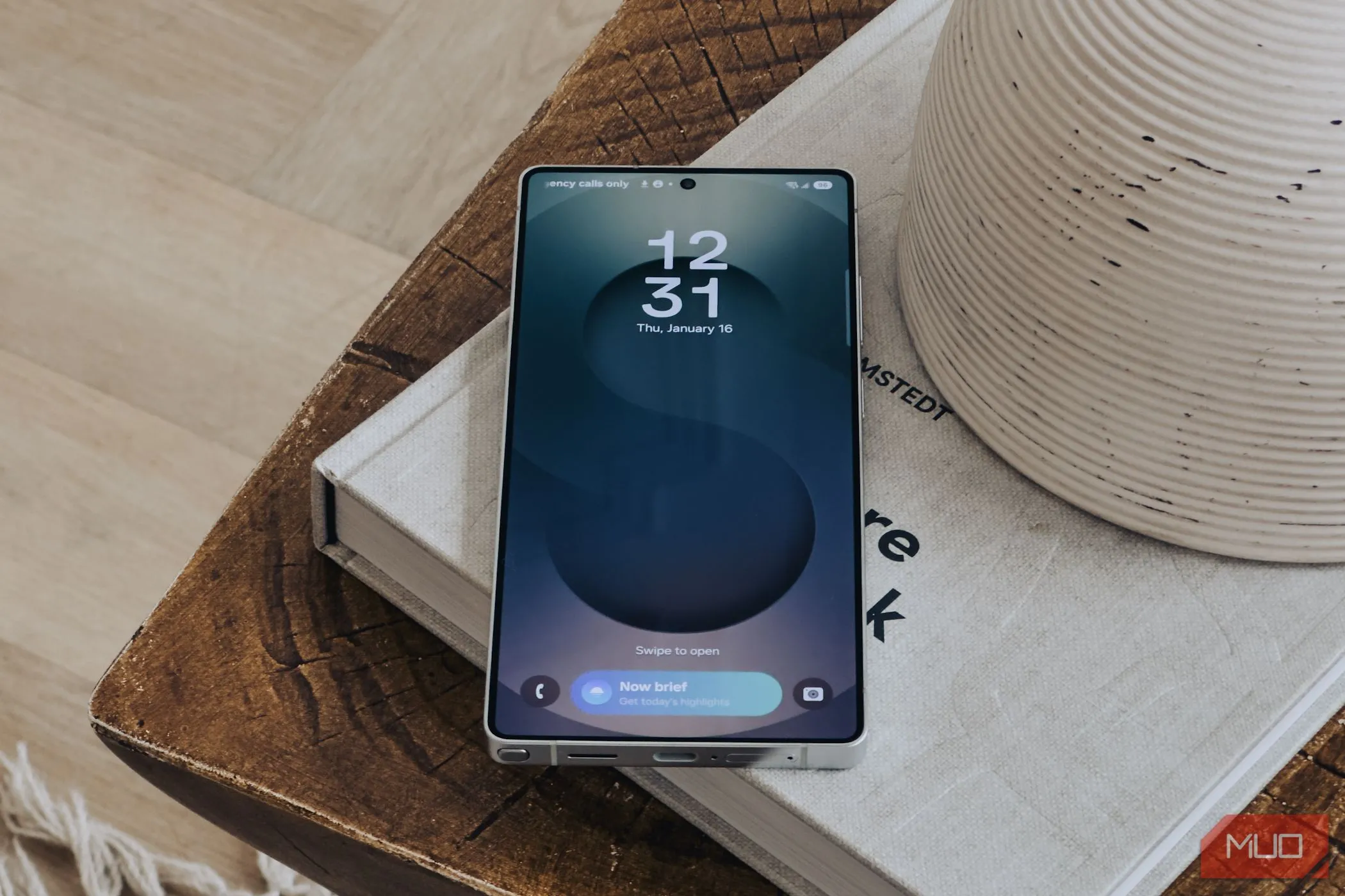 Màn hình khóa Samsung Galaxy S25 Ultra hiển thị thông báo và Daily Brief, minh họa khả năng quản lý thông báo linh hoạt của One UI.