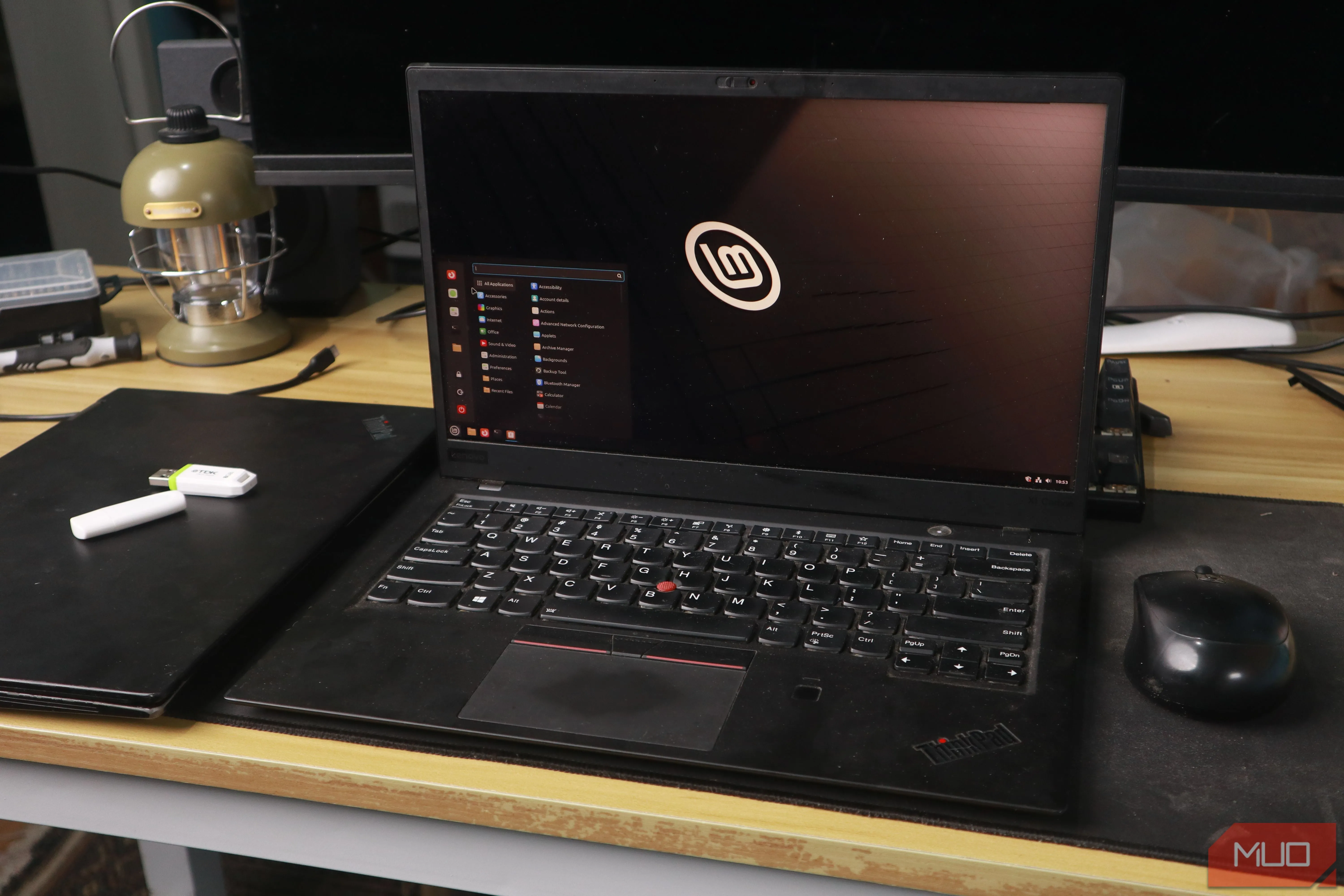 Màn hình Linux Mint trên máy tính ThinkPad cùng chuột và USB cài đặt