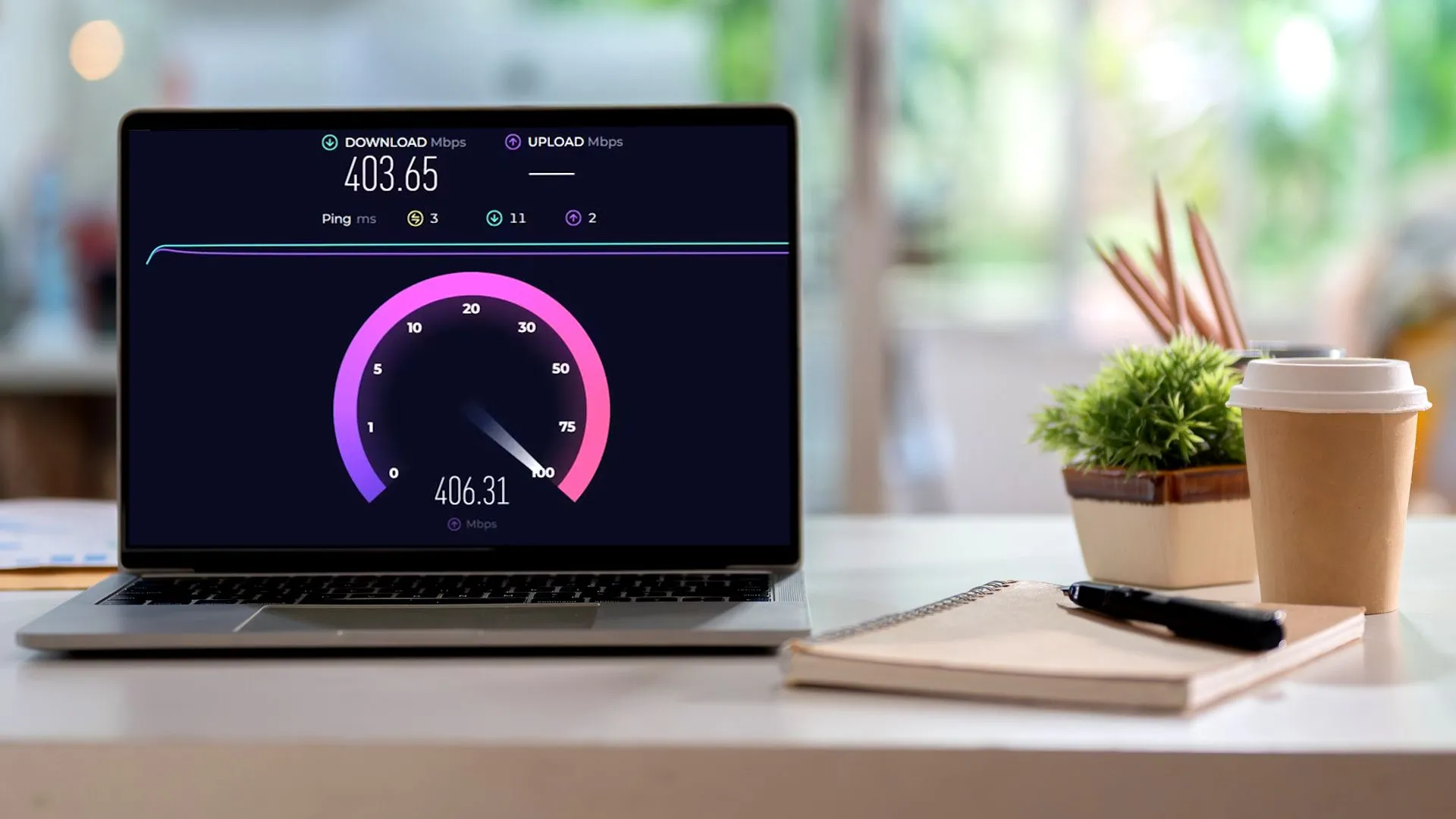 Màn hình máy tính hiển thị kết quả kiểm tra tốc độ internet, minh họa sự biến động tốc độ trong giờ cao điểm và tầm quan trọng của việc kiểm tra vào nhiều khung giờ khác nhau.