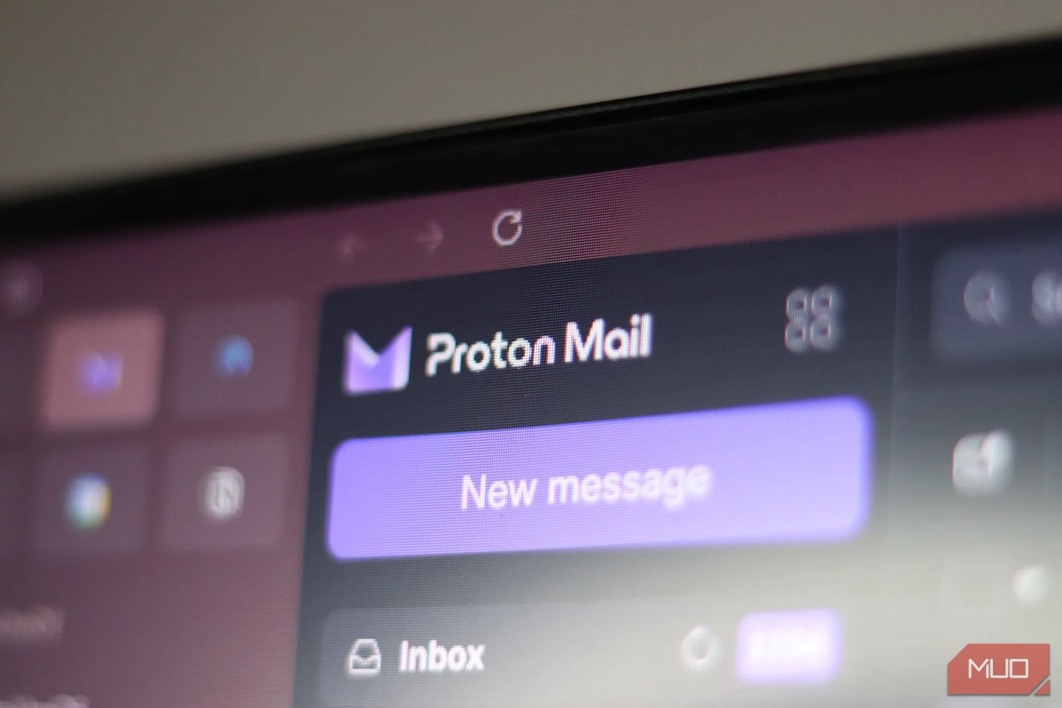 Màn hình máy tính hiển thị logo Proton Mail, biểu tượng cho dịch vụ email bảo mật.