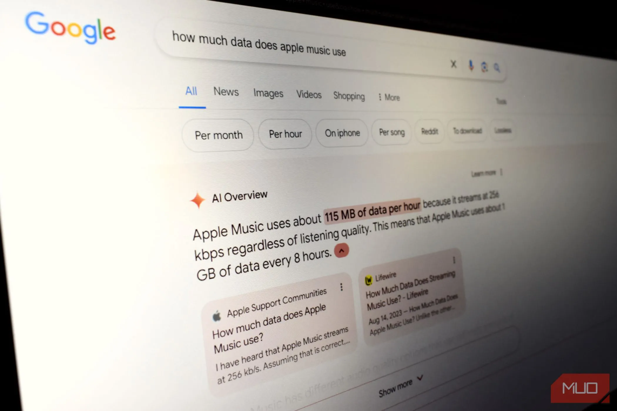 Màn hình máy tính hiển thị tính năng AI Overview của Google Search